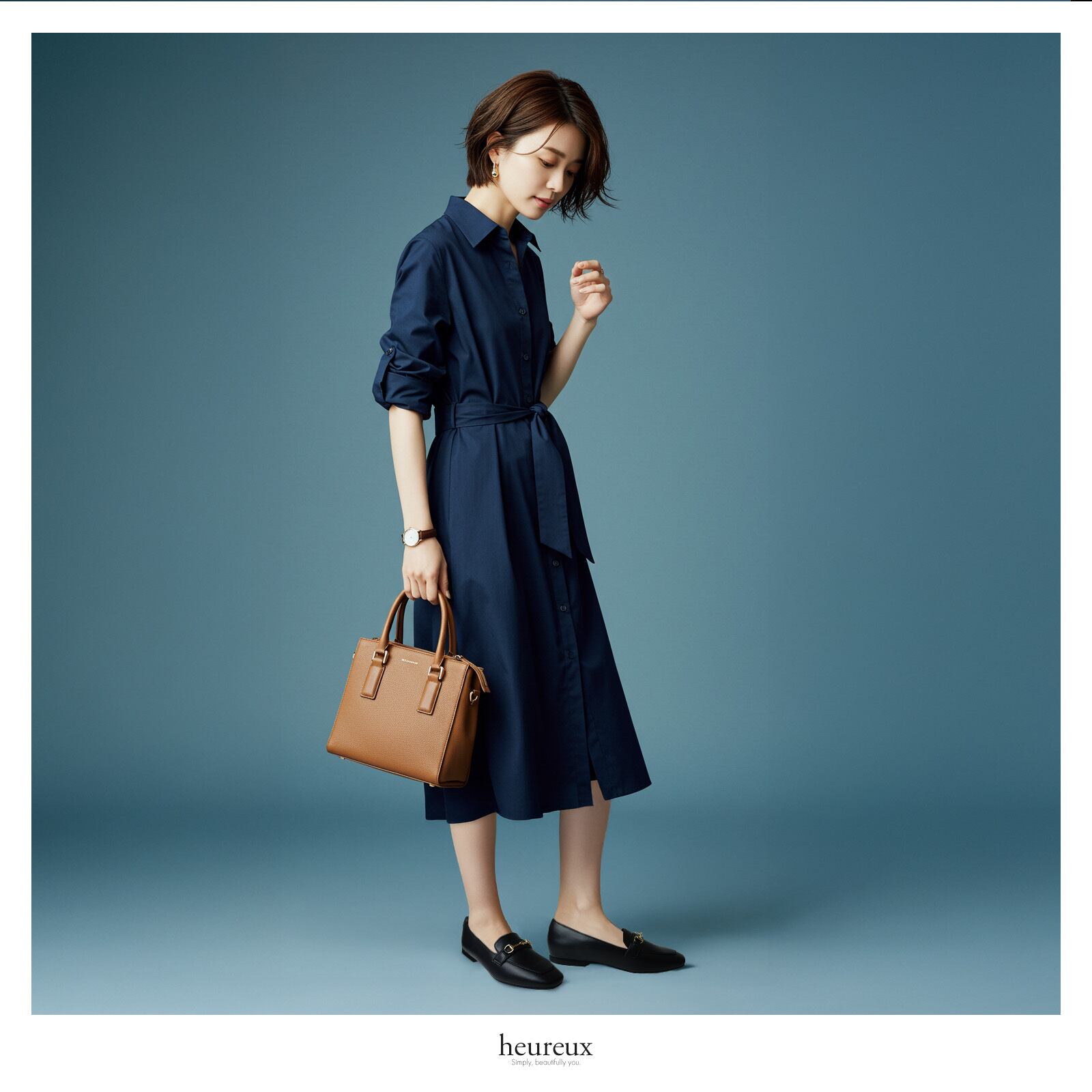 一枚でスタイルが決まる、黒ローファーで引き締めることで甘くなりすぎない、洗練されたワンピーススタイル