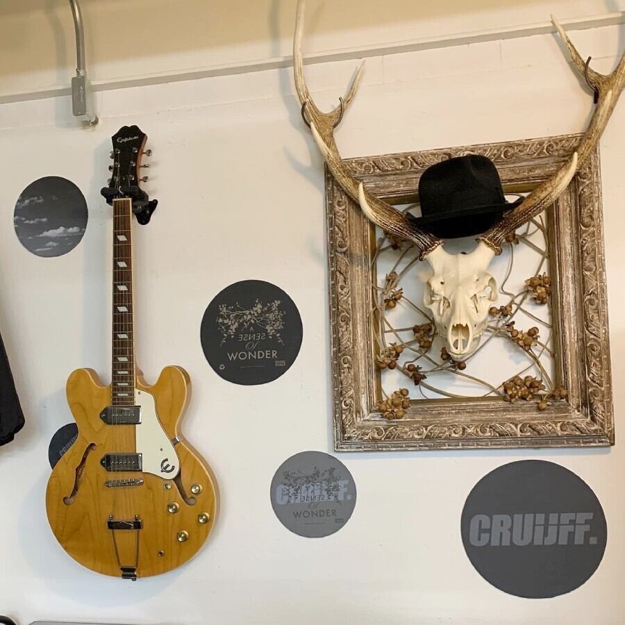 企業様のデザインされたロゴなども インテリアとして飾って頂けます