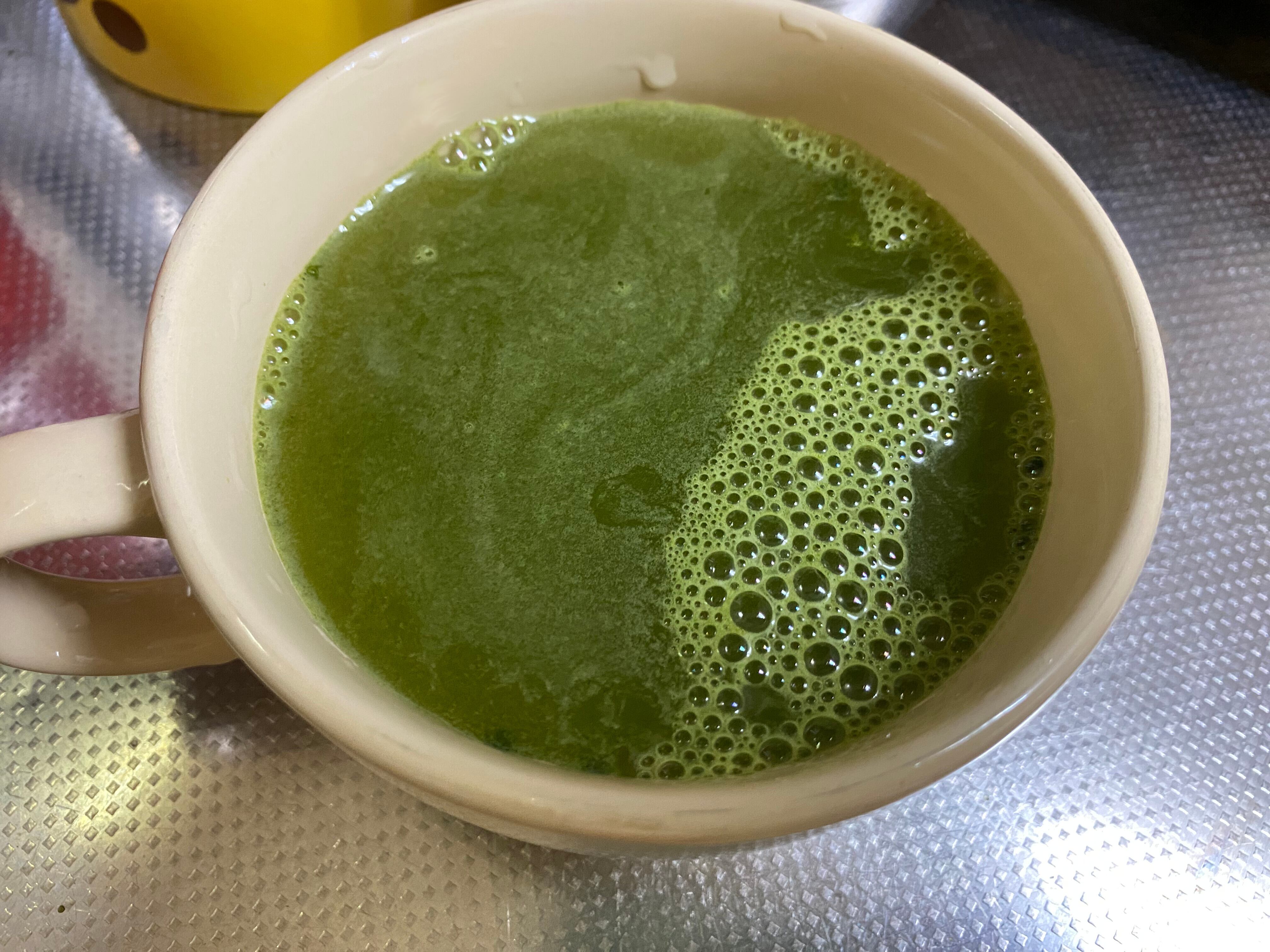 ❸ 常温の水を注ぐだけでこうなります。底の溶け切っていない粉をスプーンでかき混ぜます。