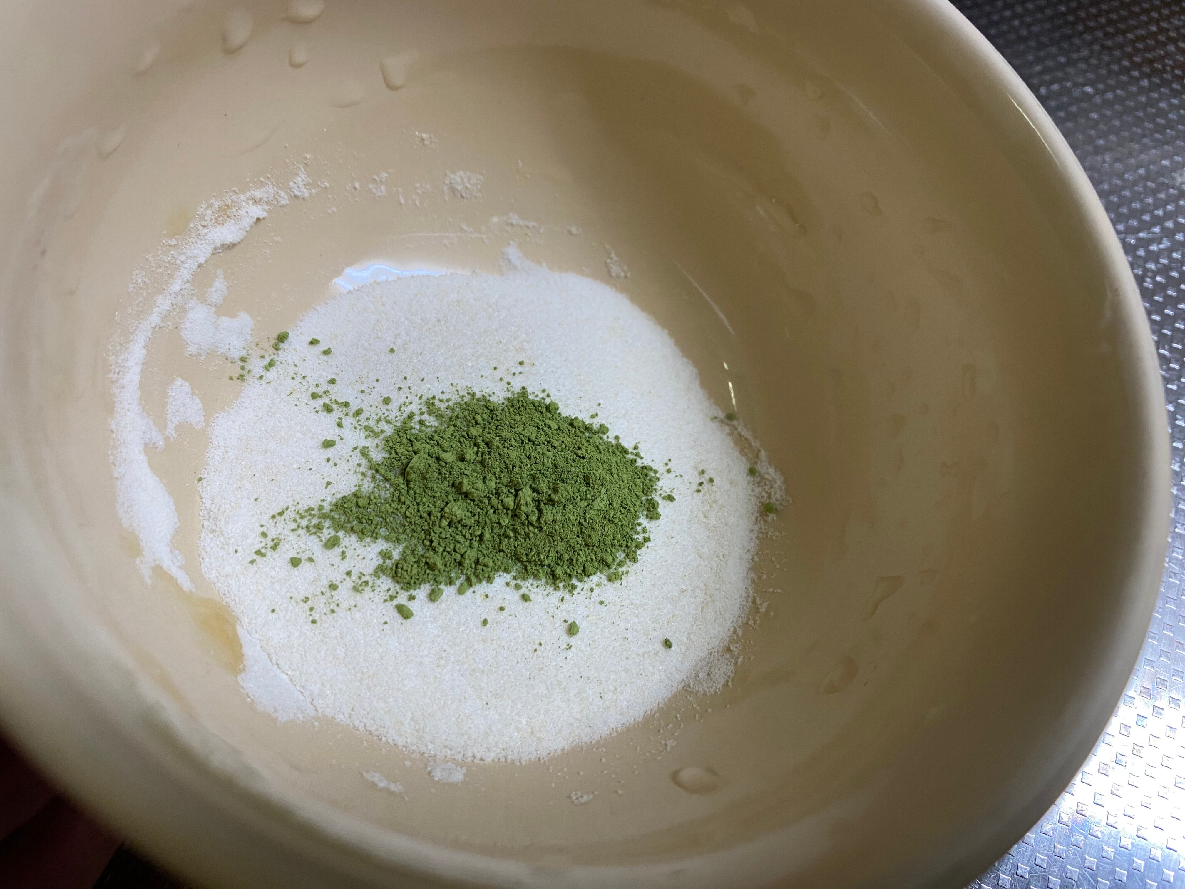 ❷ マグカップに材料を入れ、水を注ぎ入れます。天日干しか、平釜炊きの天然塩を少々加えると、なお結構。