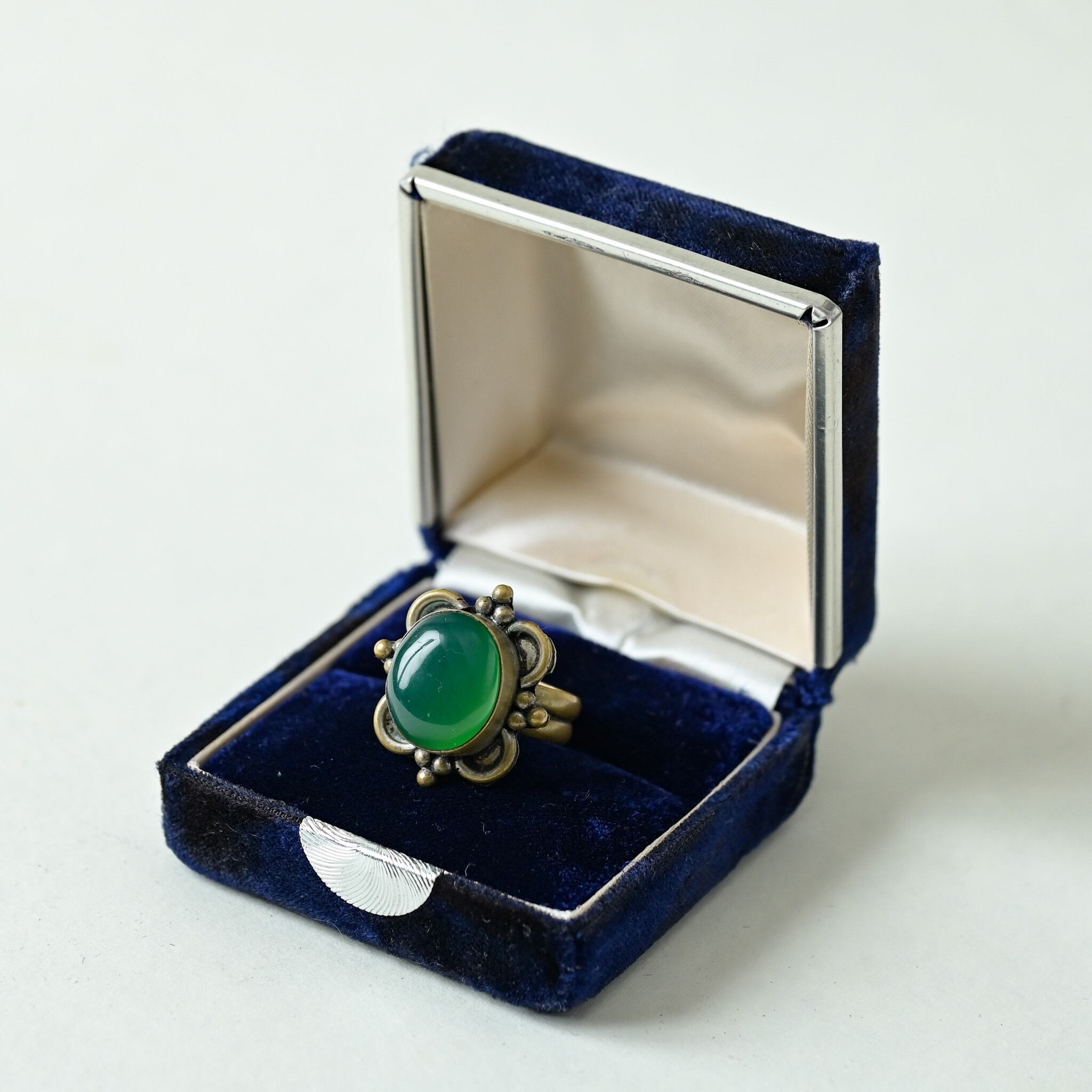 グリーンストーンのアンティークリング｜めのう風×真鍮製（11号・東