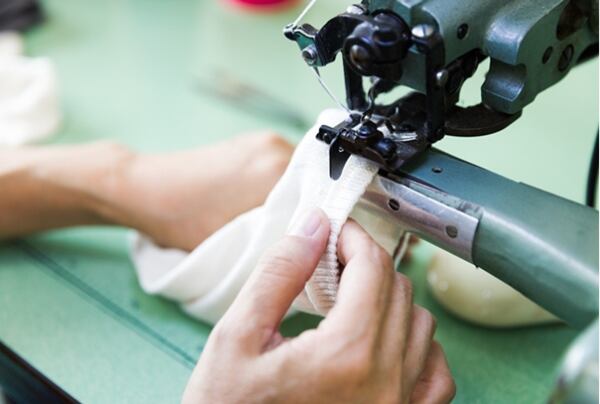 端部分を折り曲げてミシンをかけます