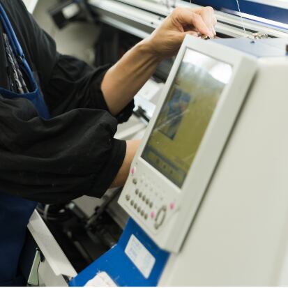 1枚1枚丁寧に編み立て