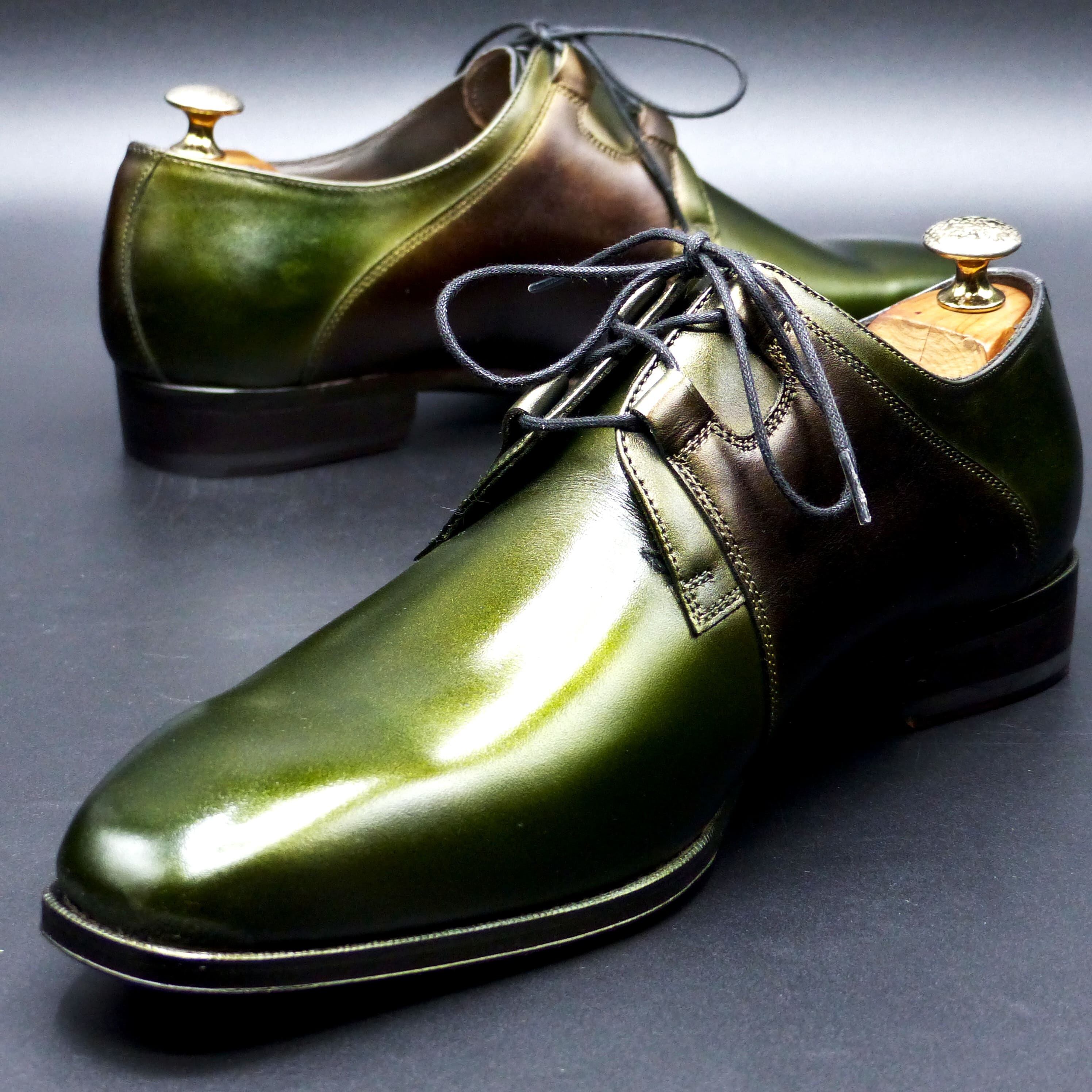 踏まずのくびれが美しい