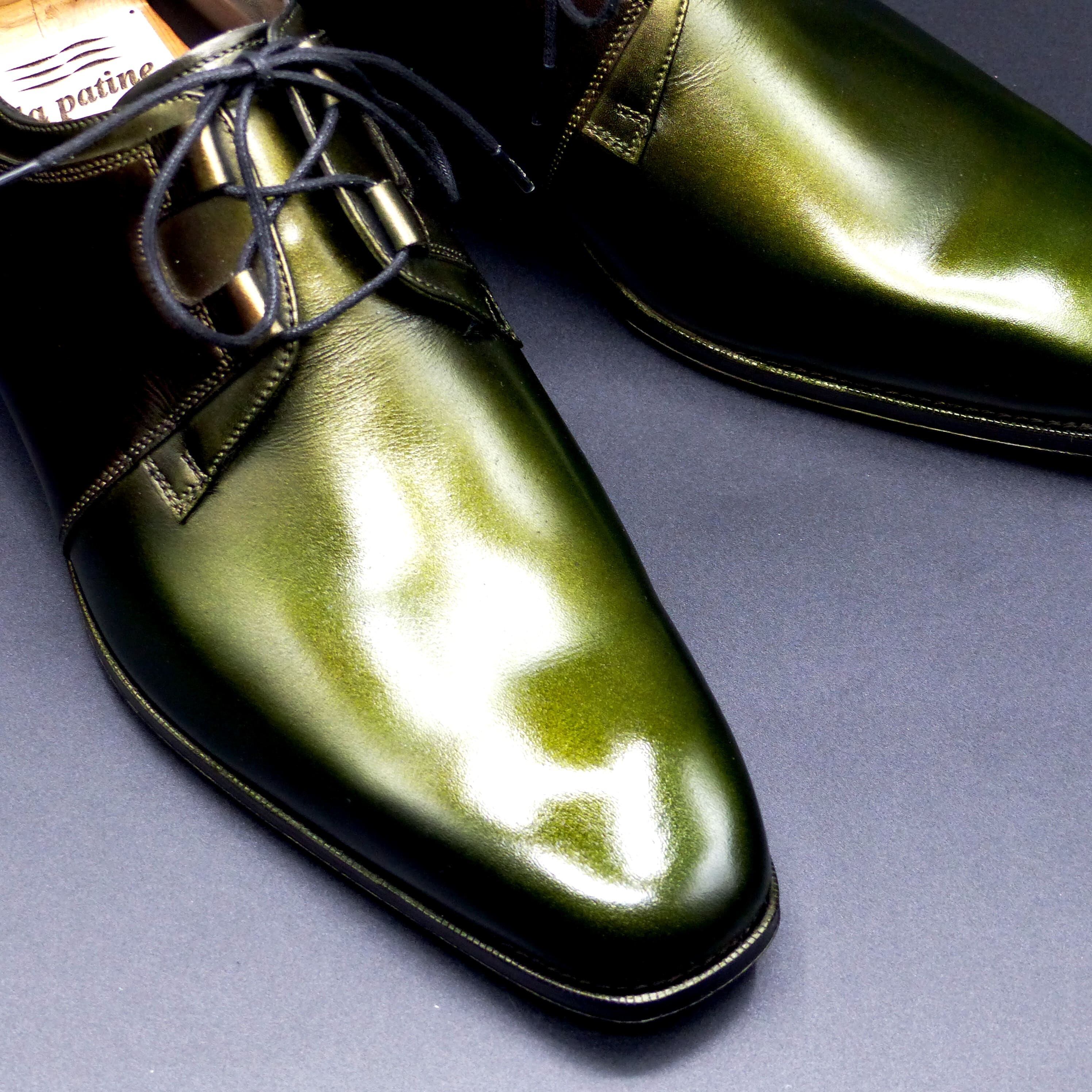 透明感のあるポリッシュが施されたトゥ