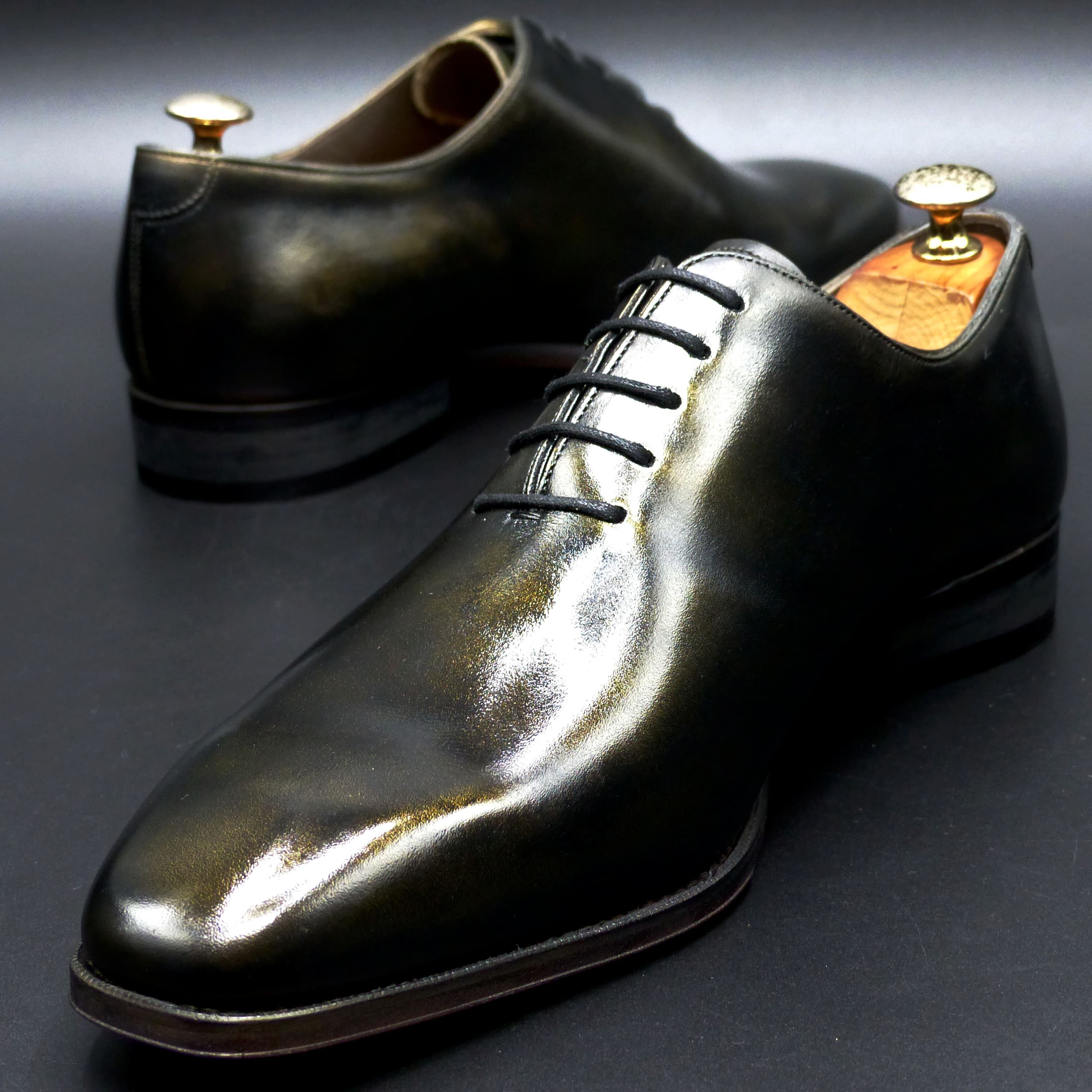 踏まずのくびれが美しい