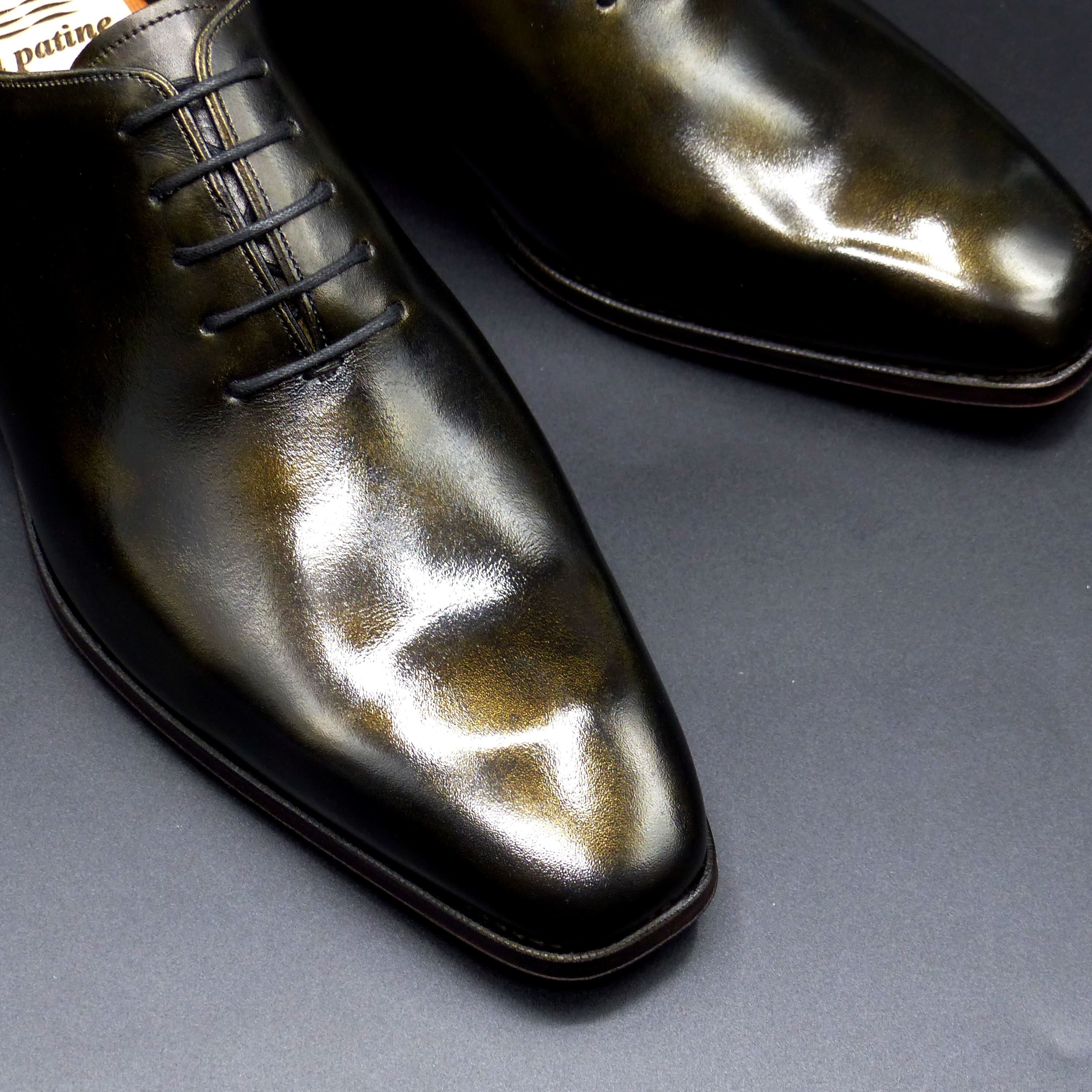 磨き上げられた透明感のあるトゥ