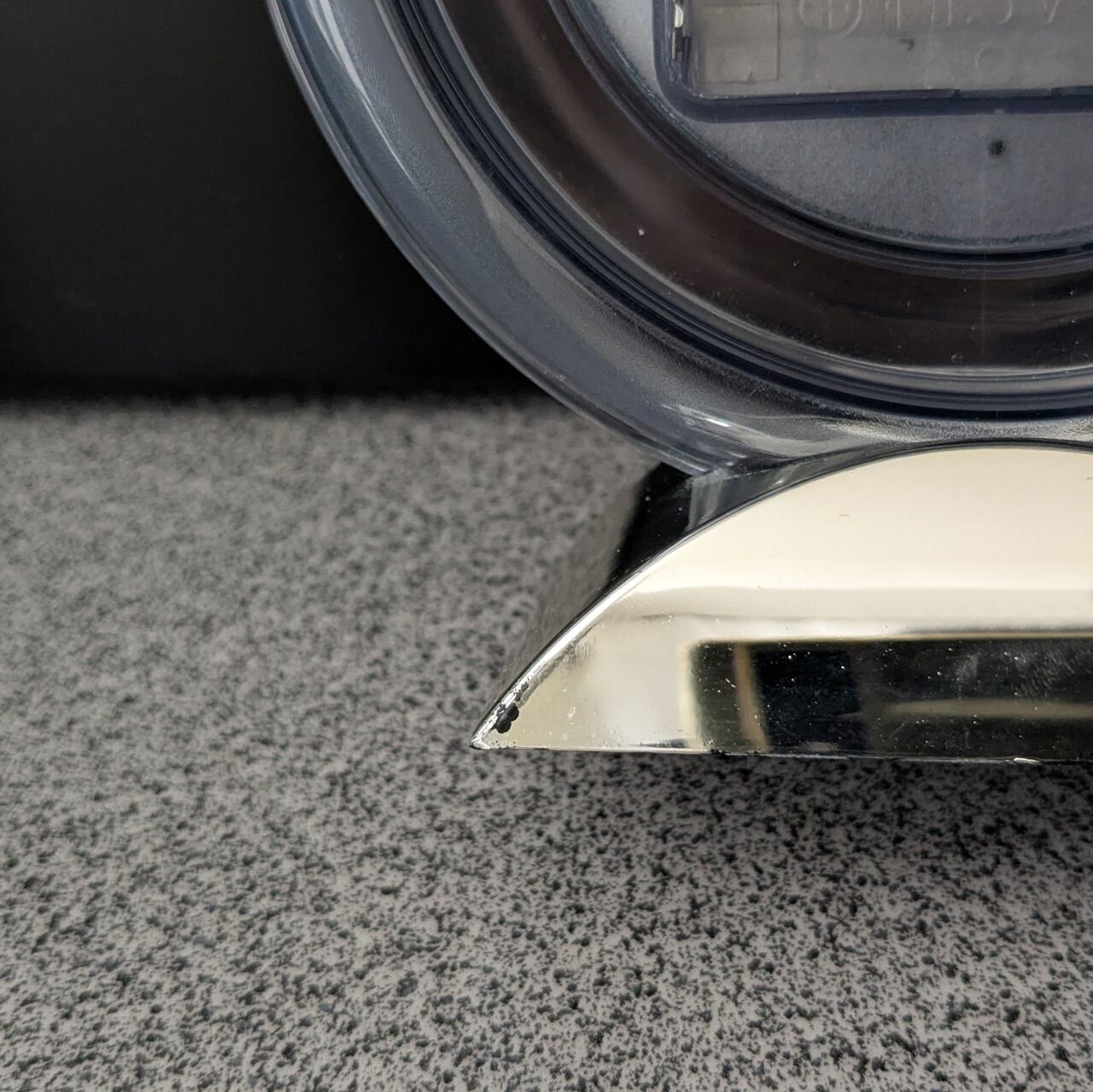 土台後ろに小さな傷