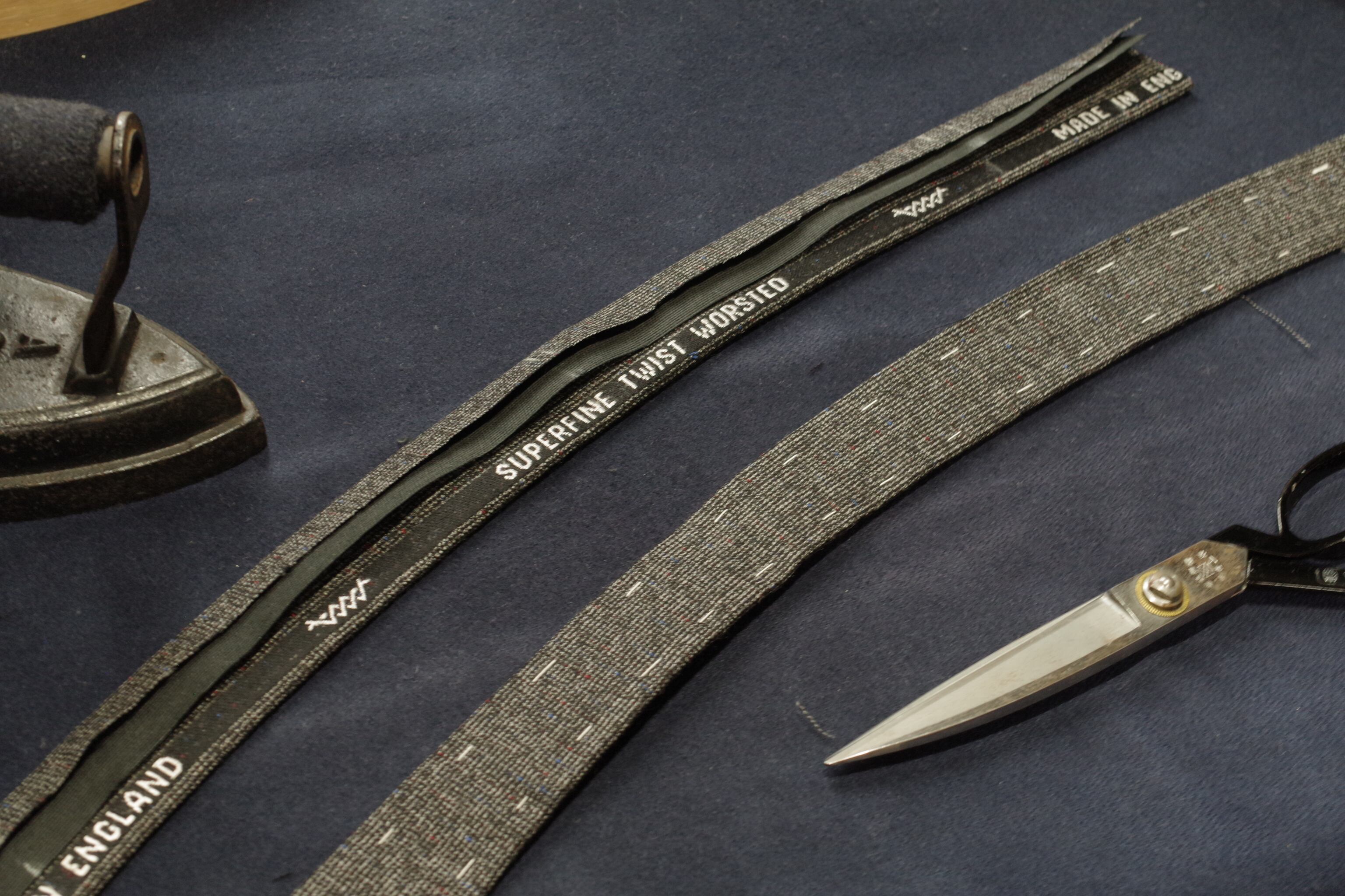 腰に沿うようアイロン作業でカーブさせた腰帯