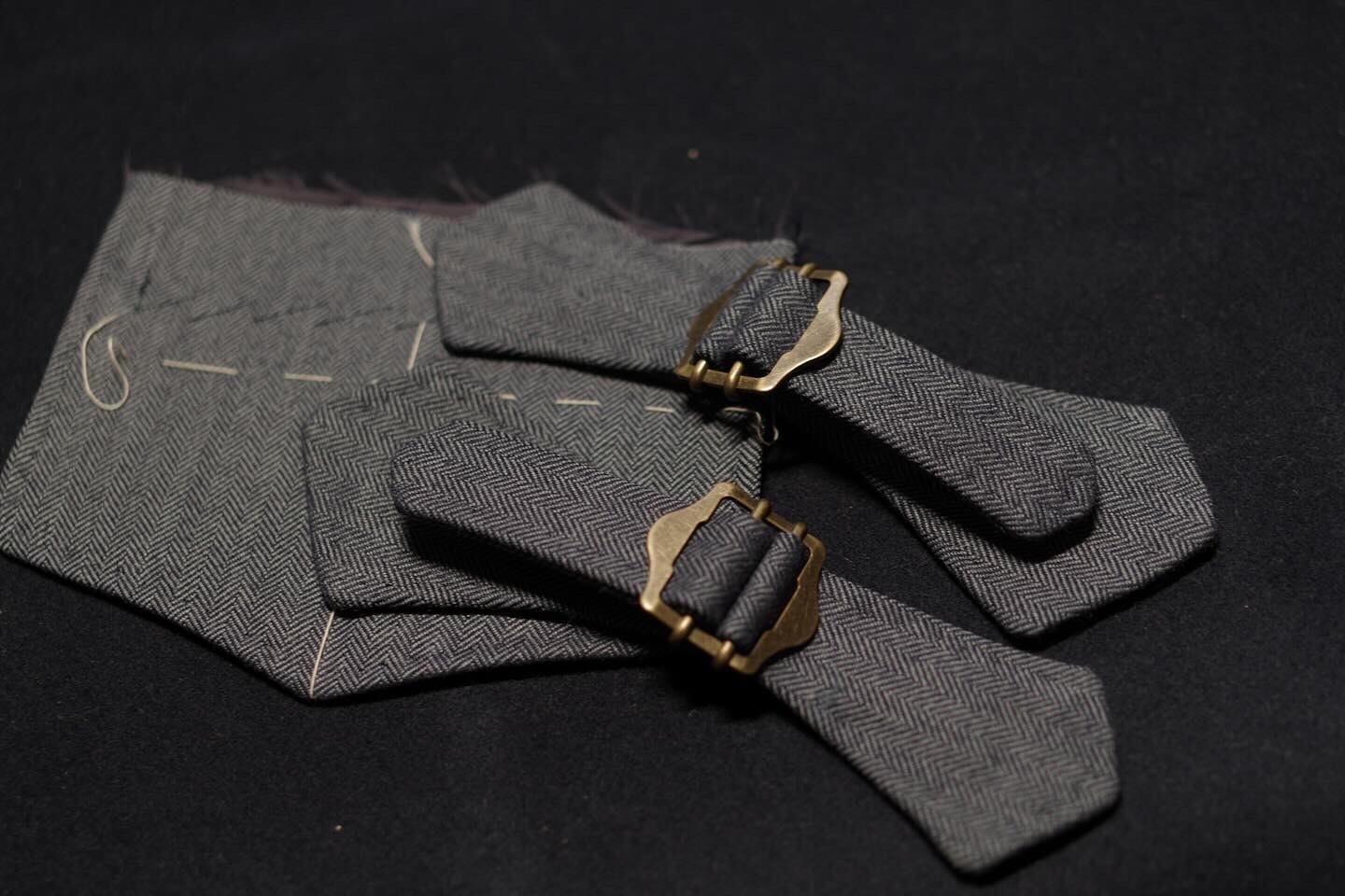 アジャスターは全体の雰囲気と調和させ角を落として