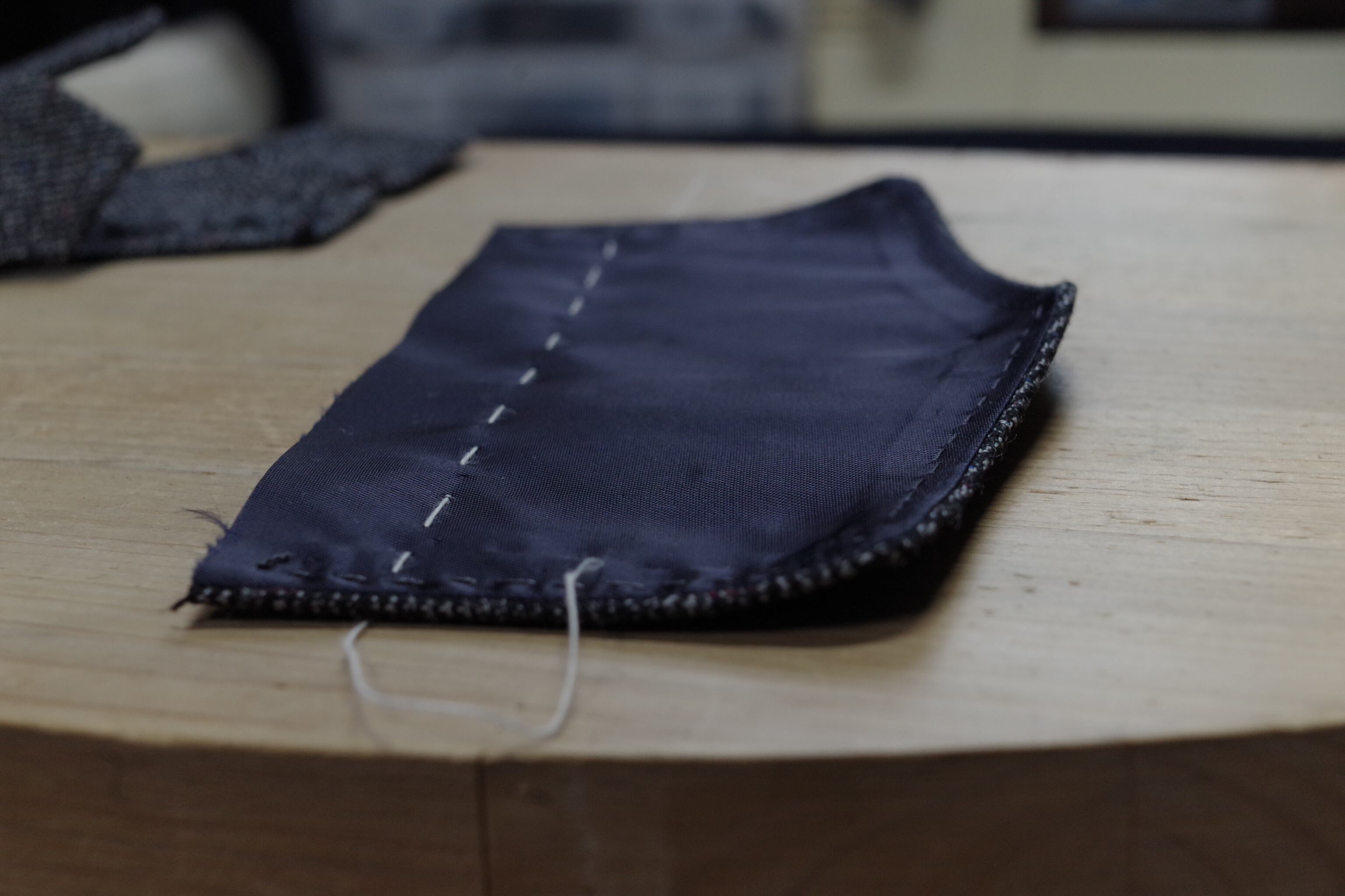 デフォルトでは左尻ポケットをフタ付きに。フタも立体的にお作りしています。