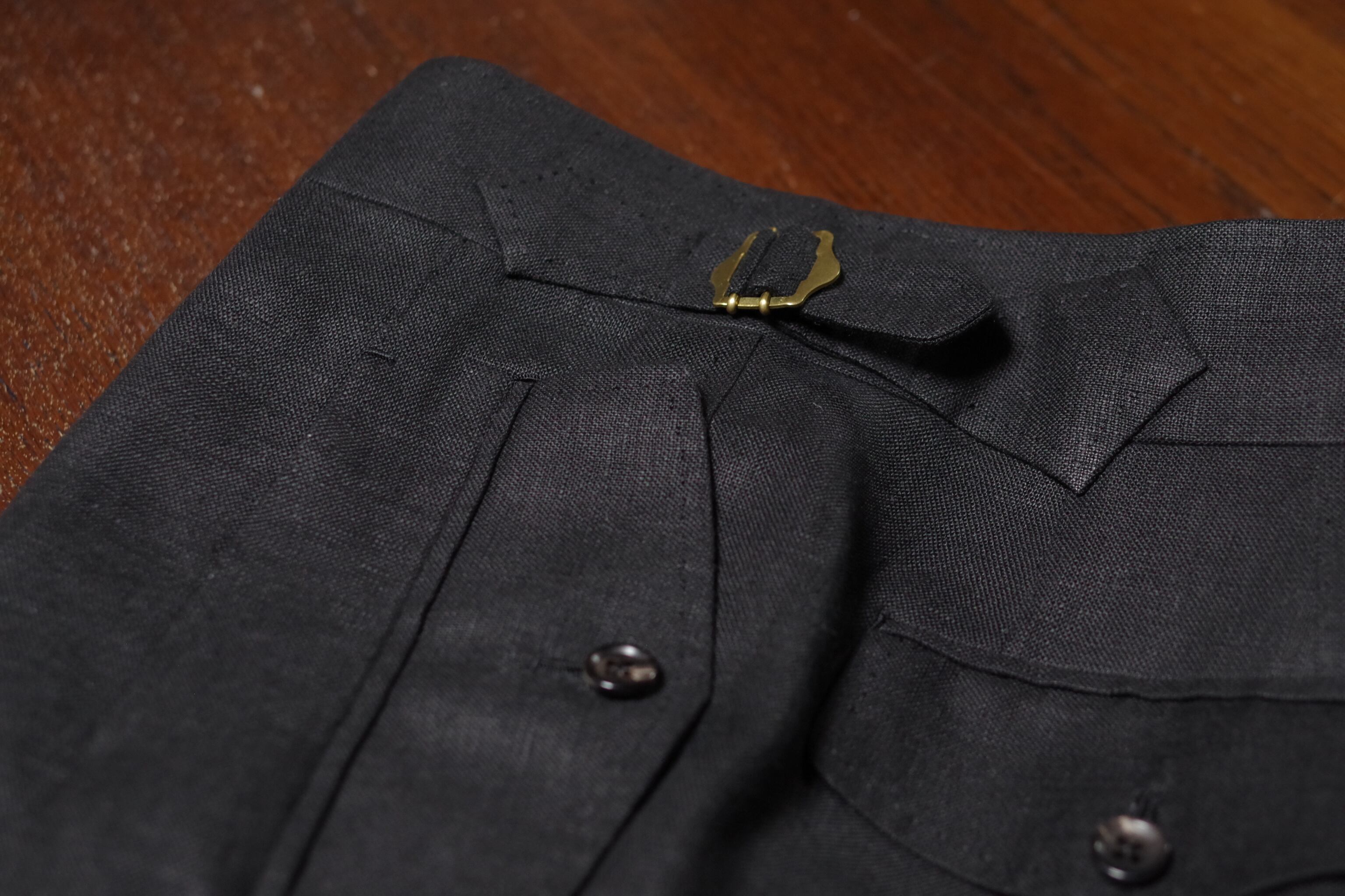 玉縁の縦ポケットにボタン付のフラップ