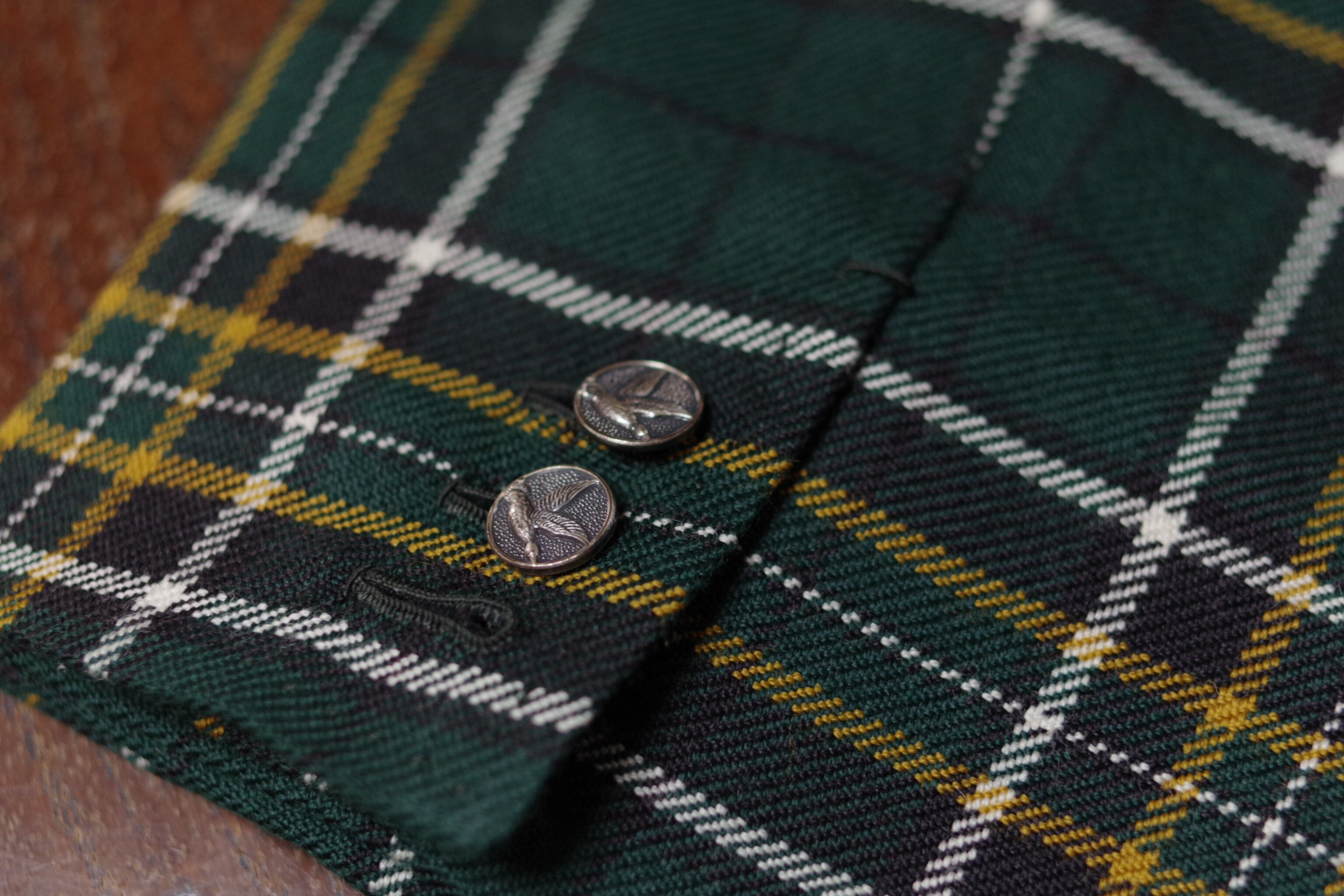 少し長めに仕立てボタンを外すことでフレアして靴にかかるデザイン