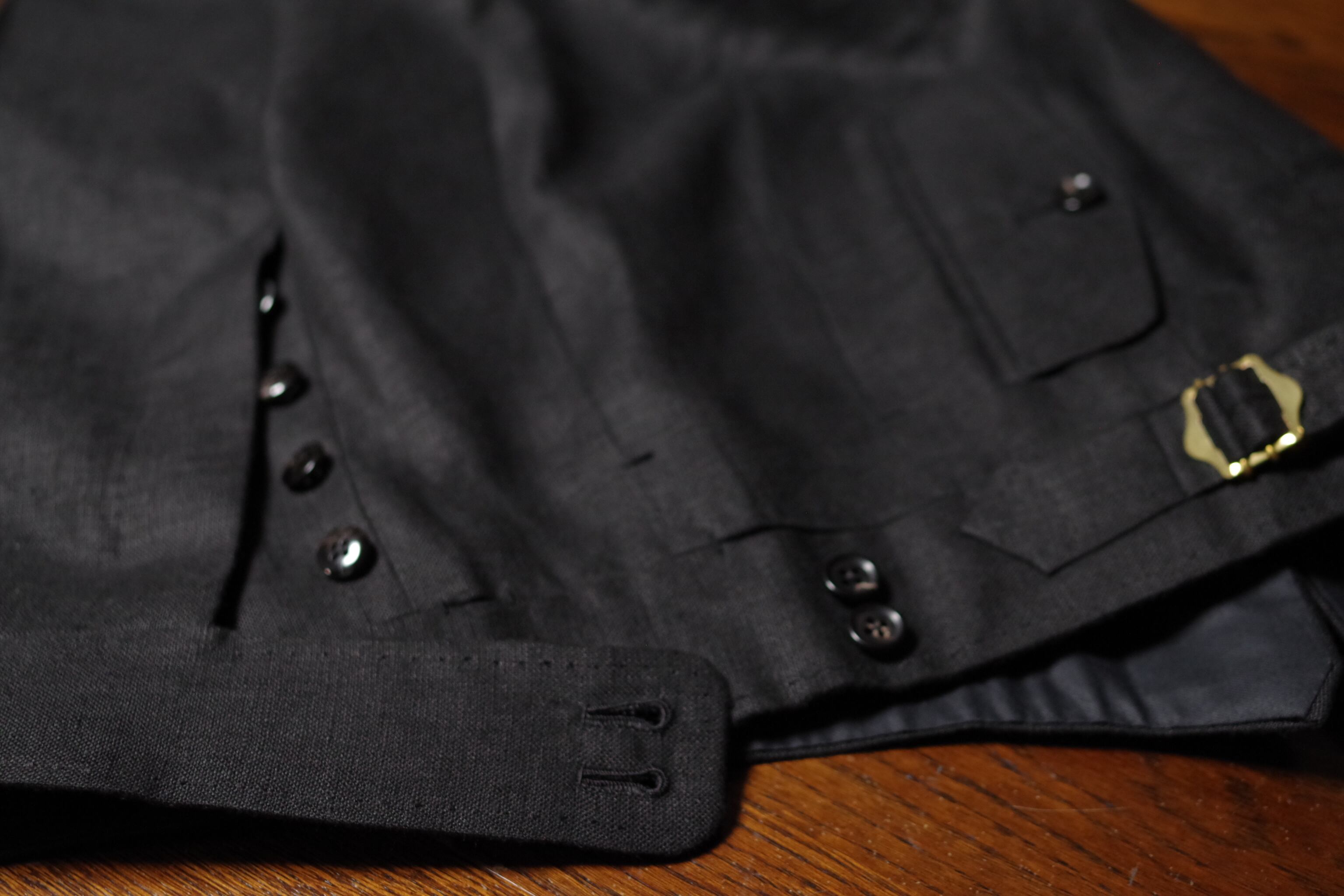 グルカテイストの5.5cmの腰帯。縁には星飾りを。