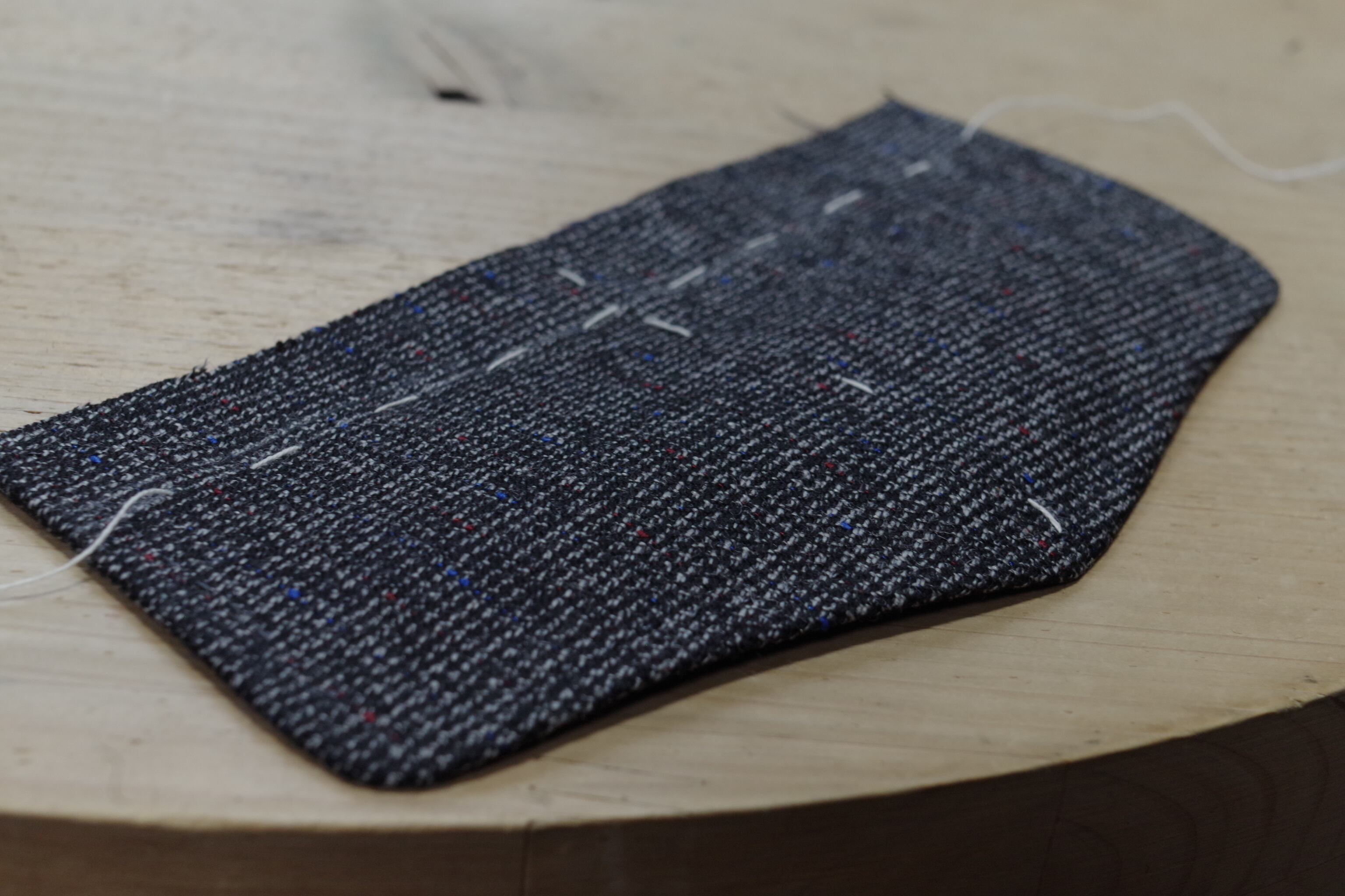 デフォルトでは左尻ポケットをフタ付きに。フタも立体的にお作りしています。