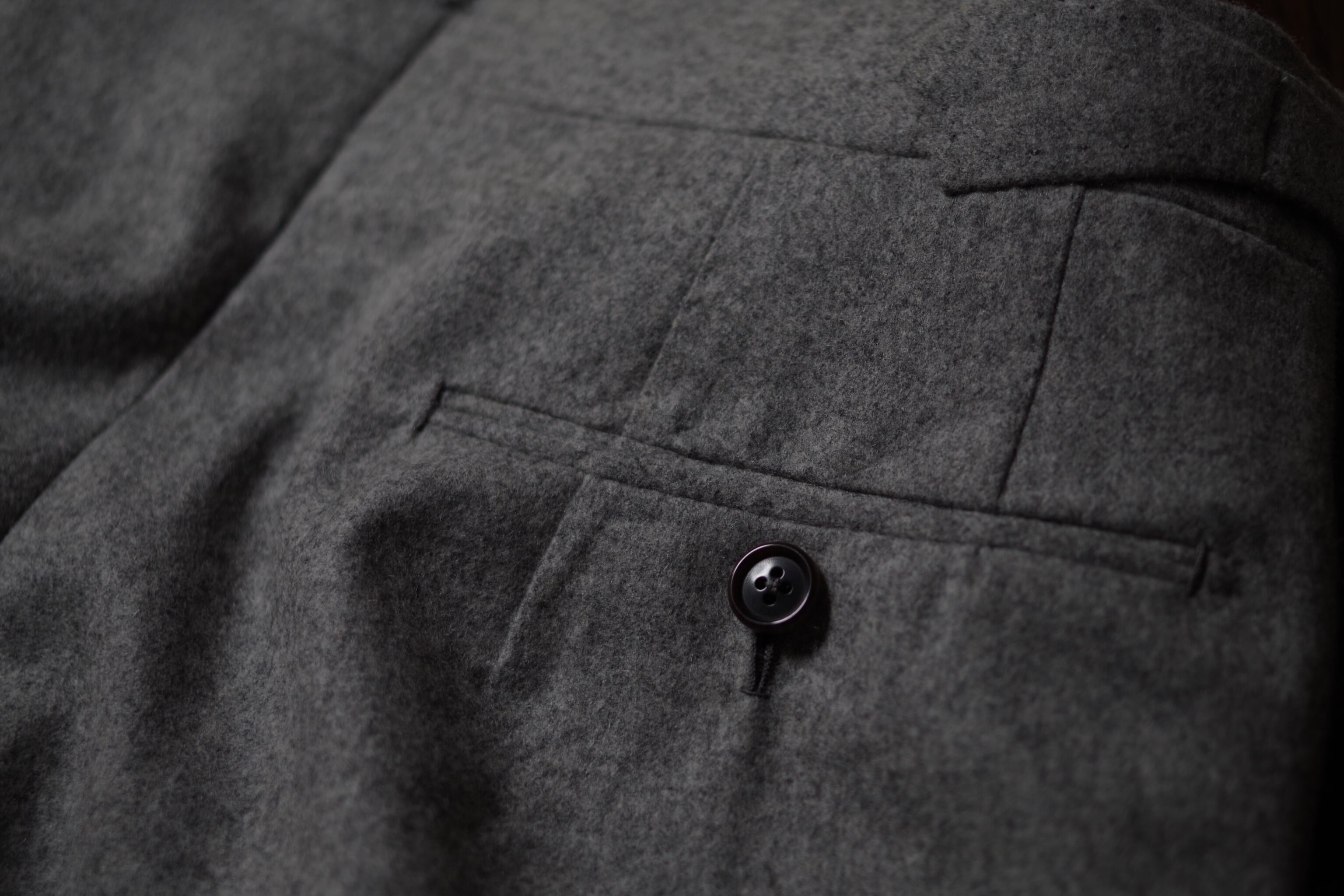 右尻ポケットはボタン付。ボタン付ではありますが縁が下がってこないよう細工を施し仕立てます