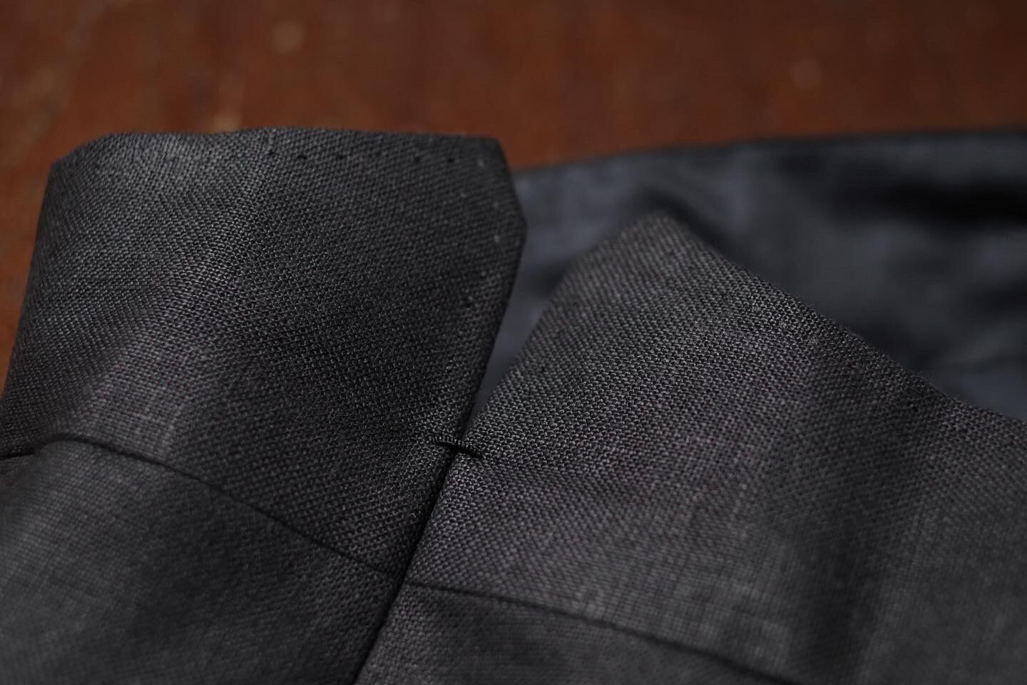 グルカテイストの5.5cmの腰帯はハイバック仕様。縁には星飾りを。