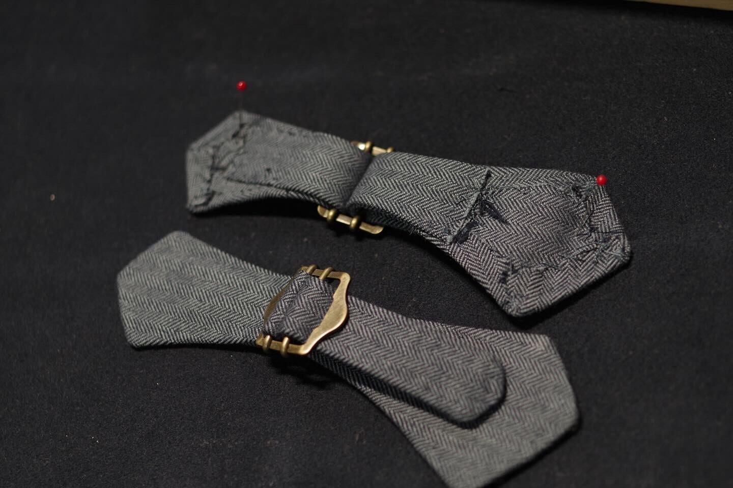 共地の生地を埋め縫い代部分との段差を無くすことで表面をフラットな仕上がりに