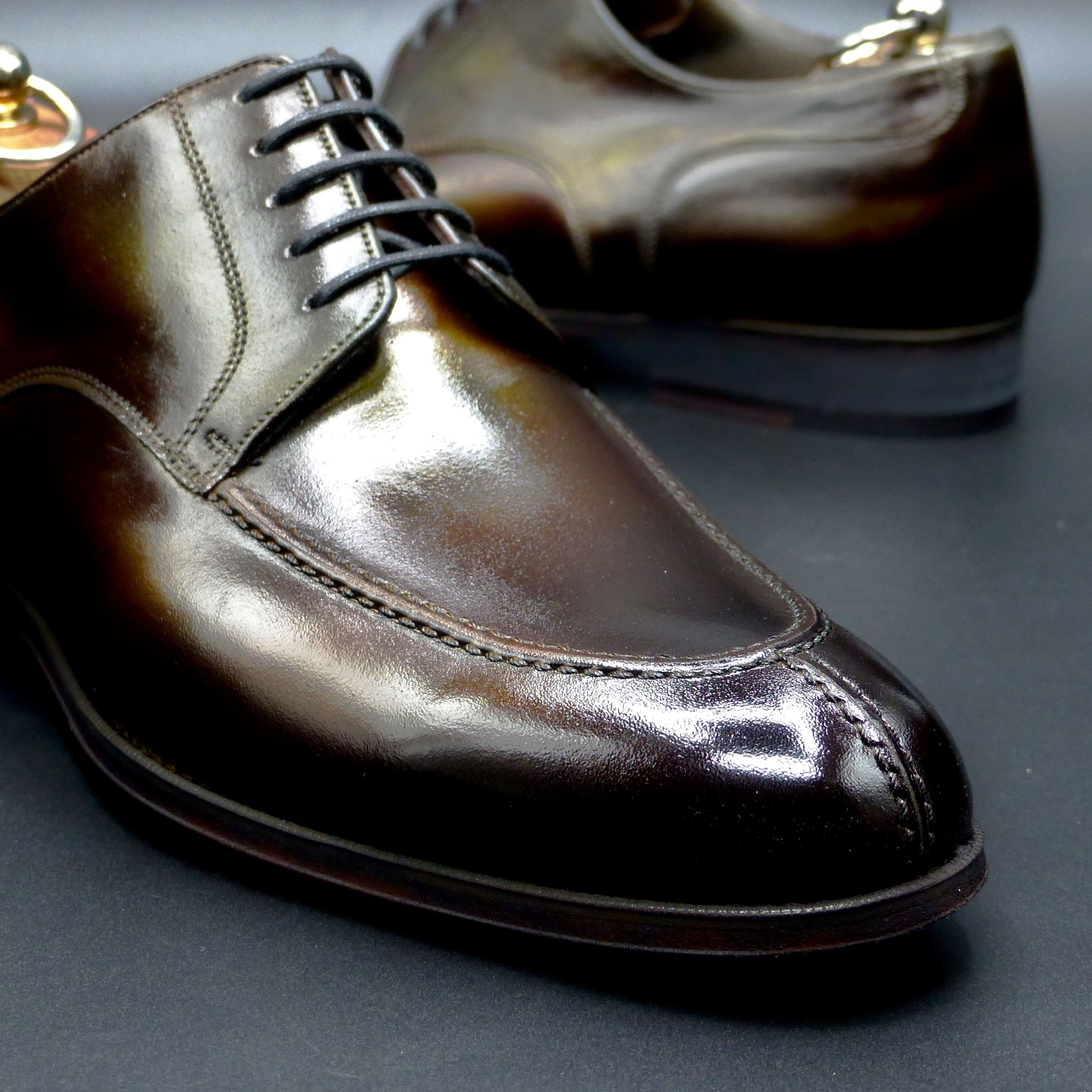 透明なレイヤーが施されたトゥ