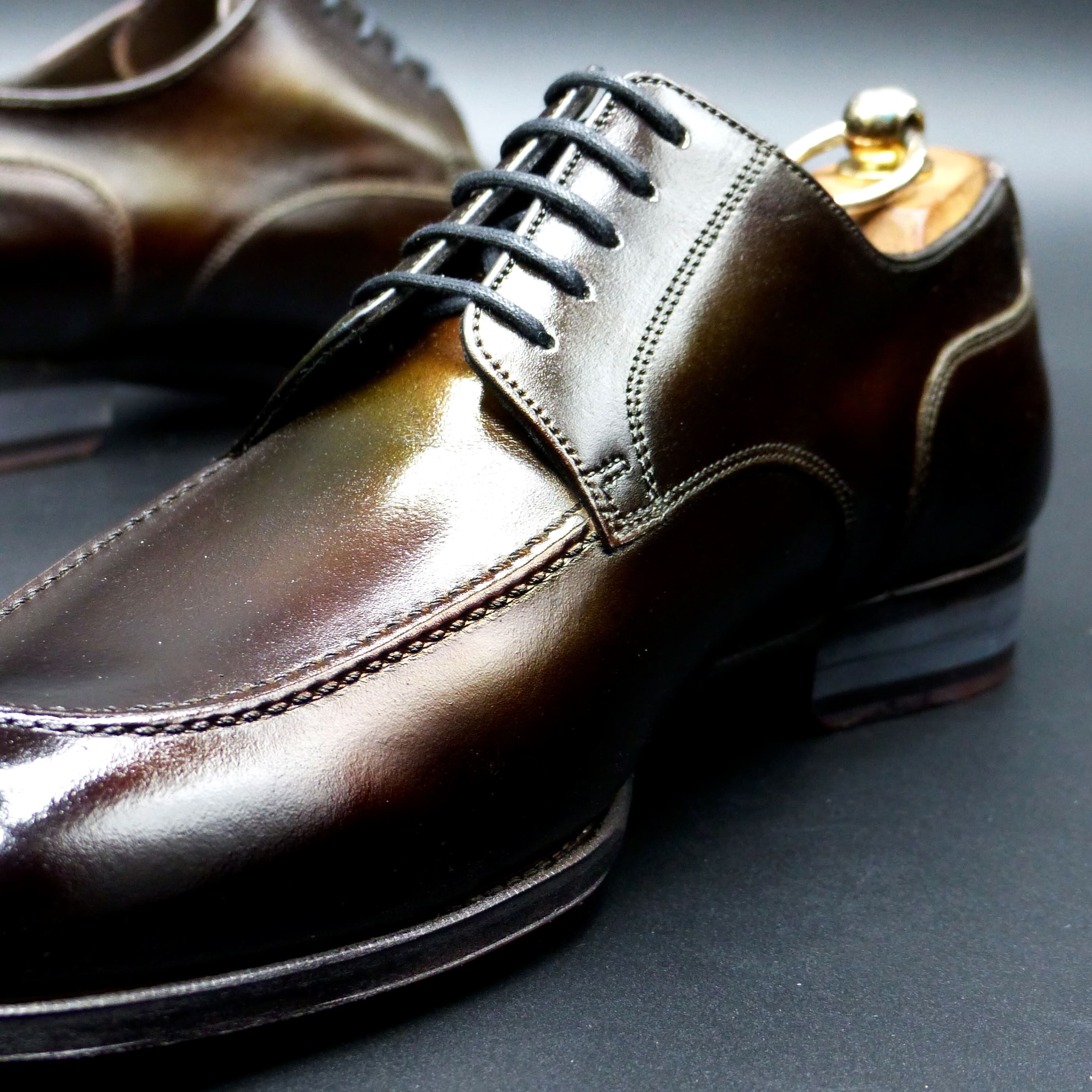 踏まずのくびれが美しい