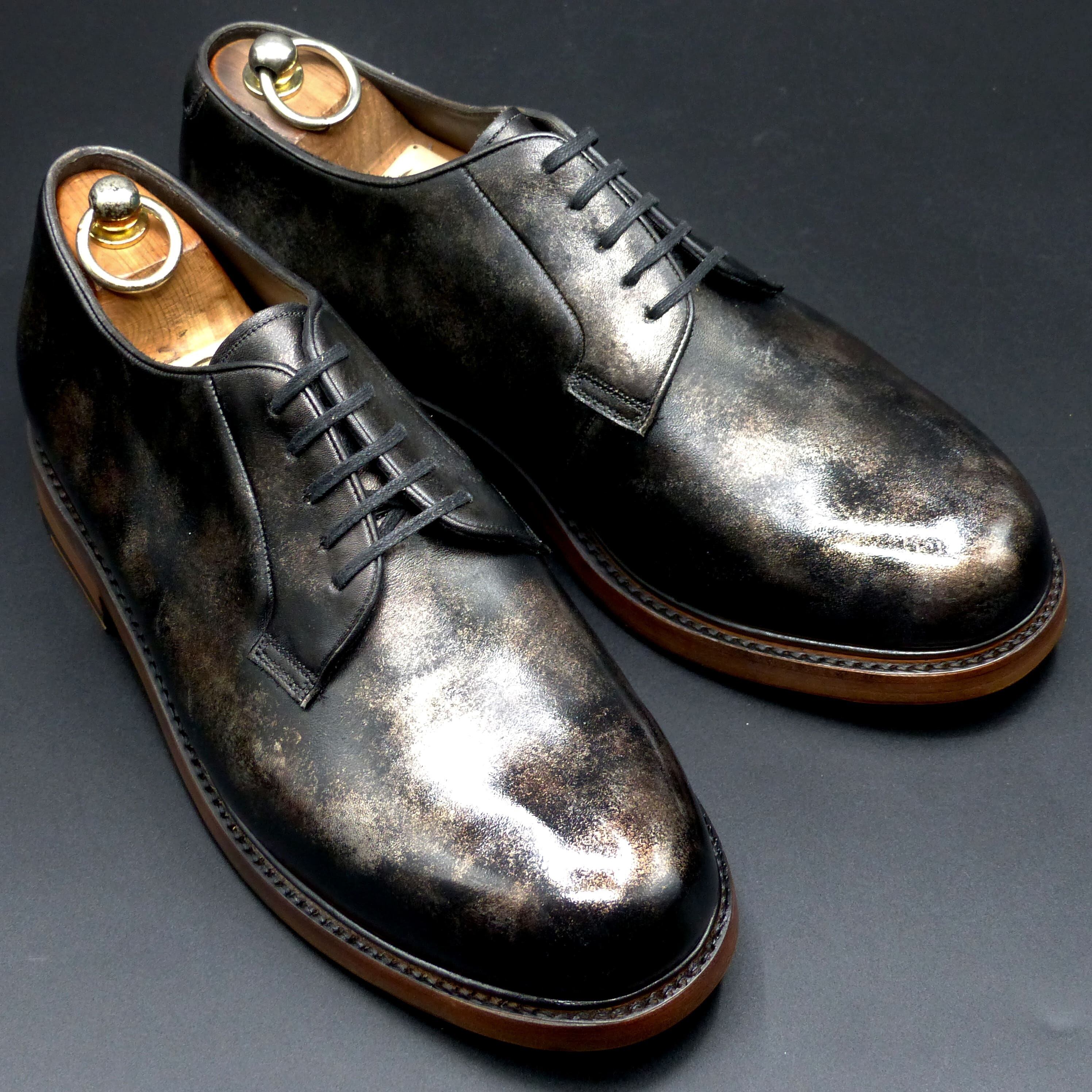 日本の伝統色の鉄黒の深さと渋さを表現