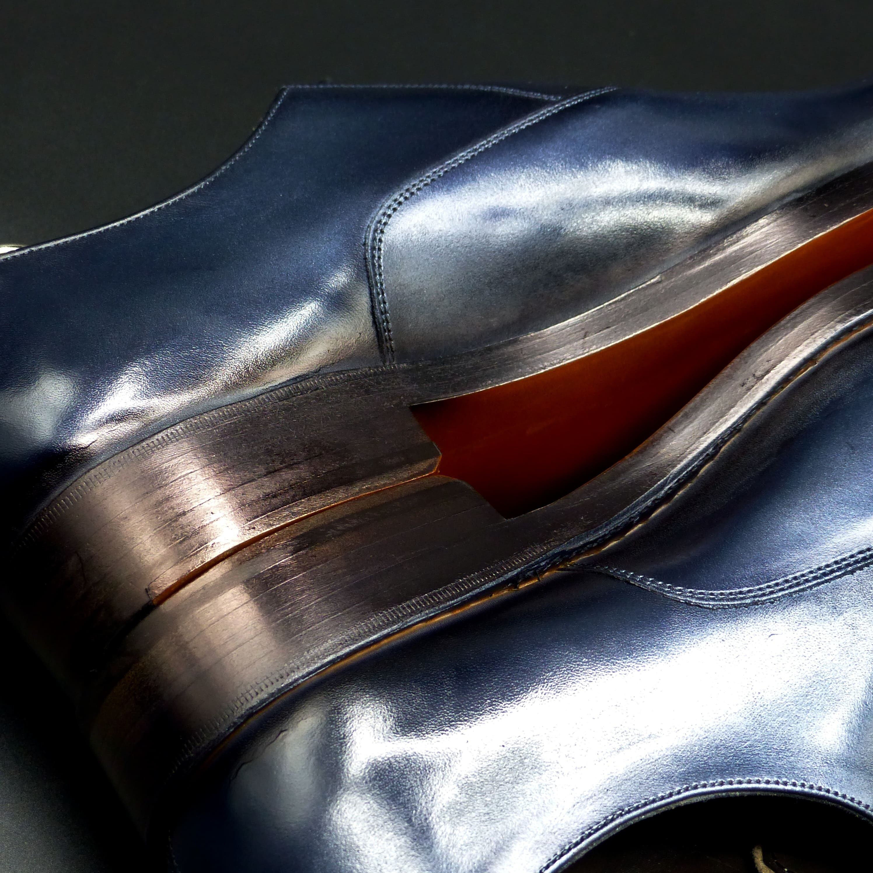 ヒールもレザー積み上げ、磨き抜かれた美コバのＷレザーソール