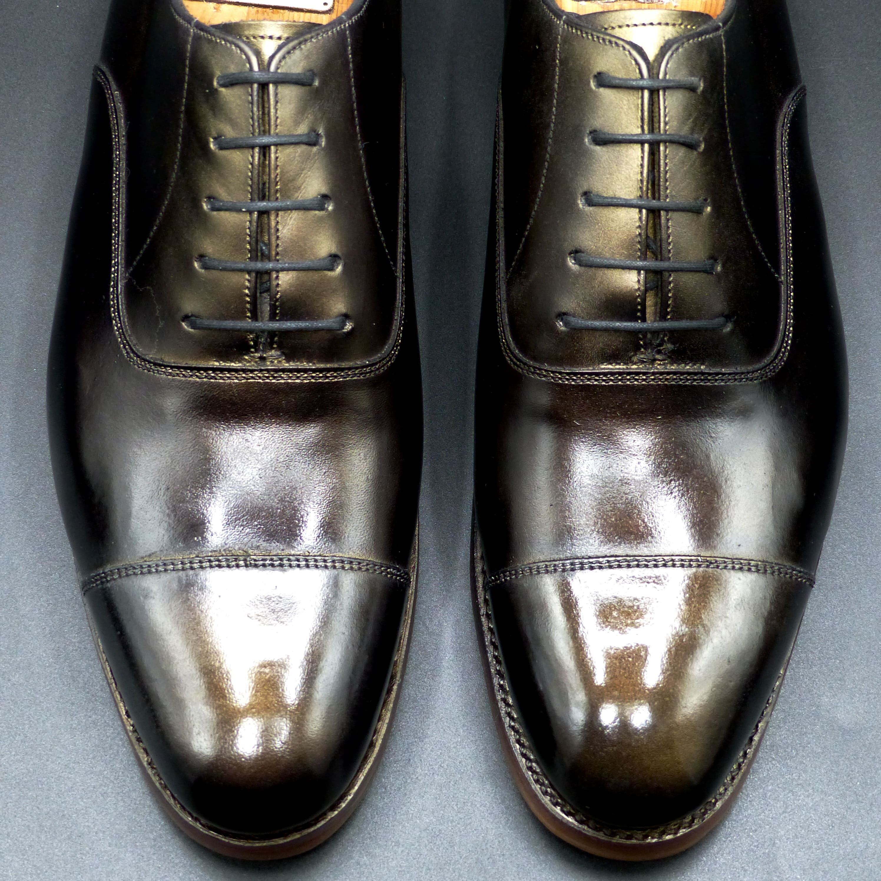 飽きのこないフォルムの英国調ラウンドトゥ