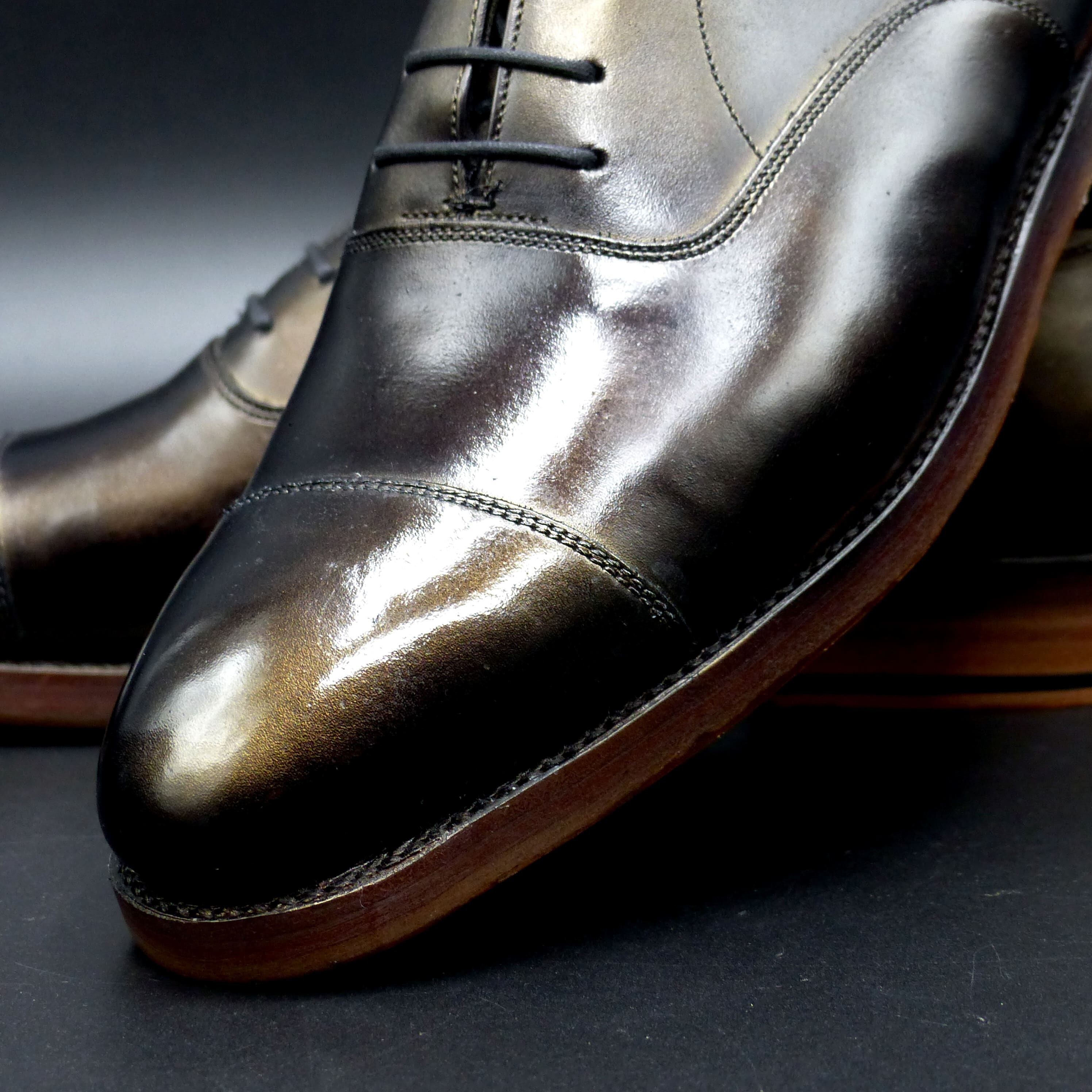 透明感のあるレイヤーに金粉が舞うようなトゥ