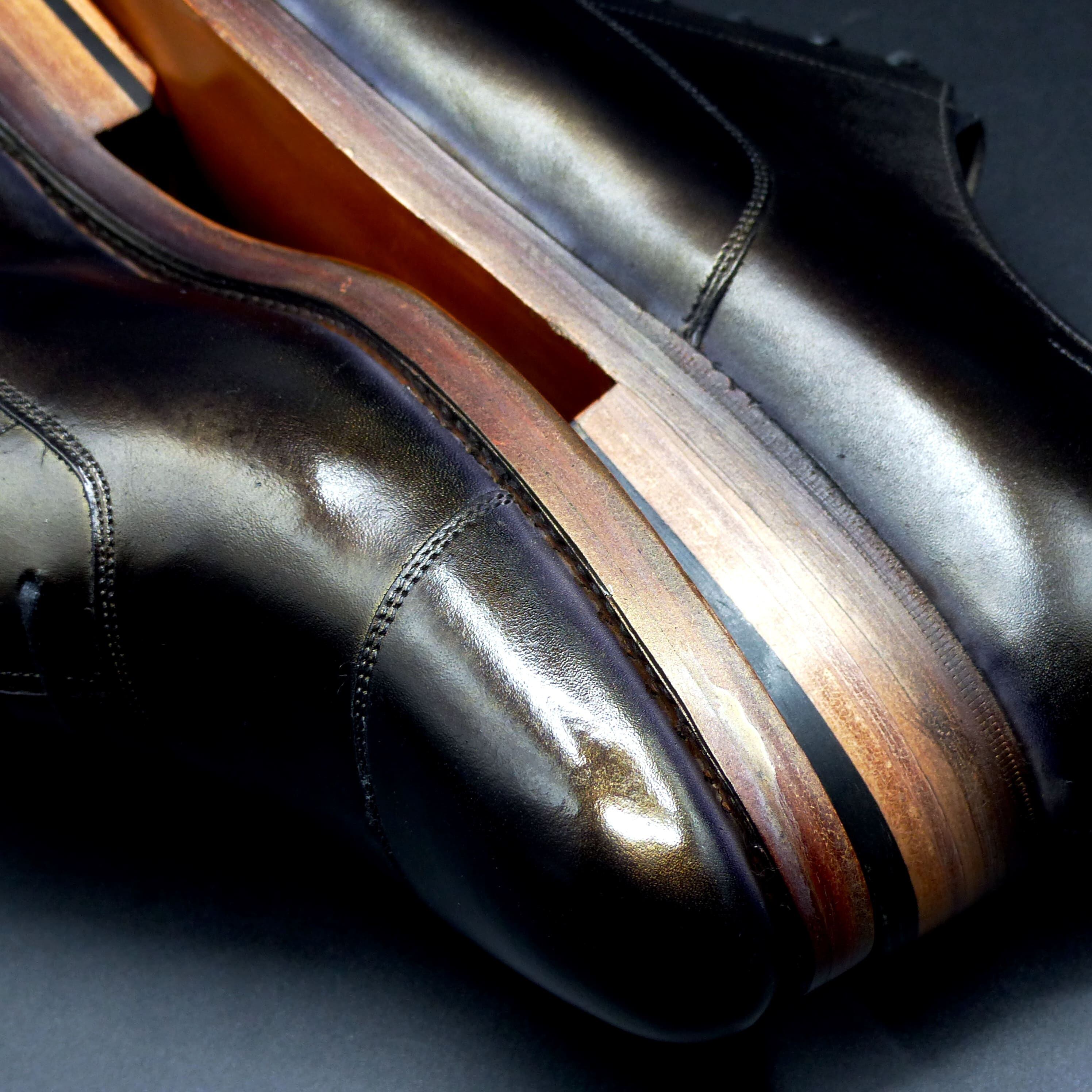 磨き抜かれた美コバのＷレザーソールとレザー積み上げヒール