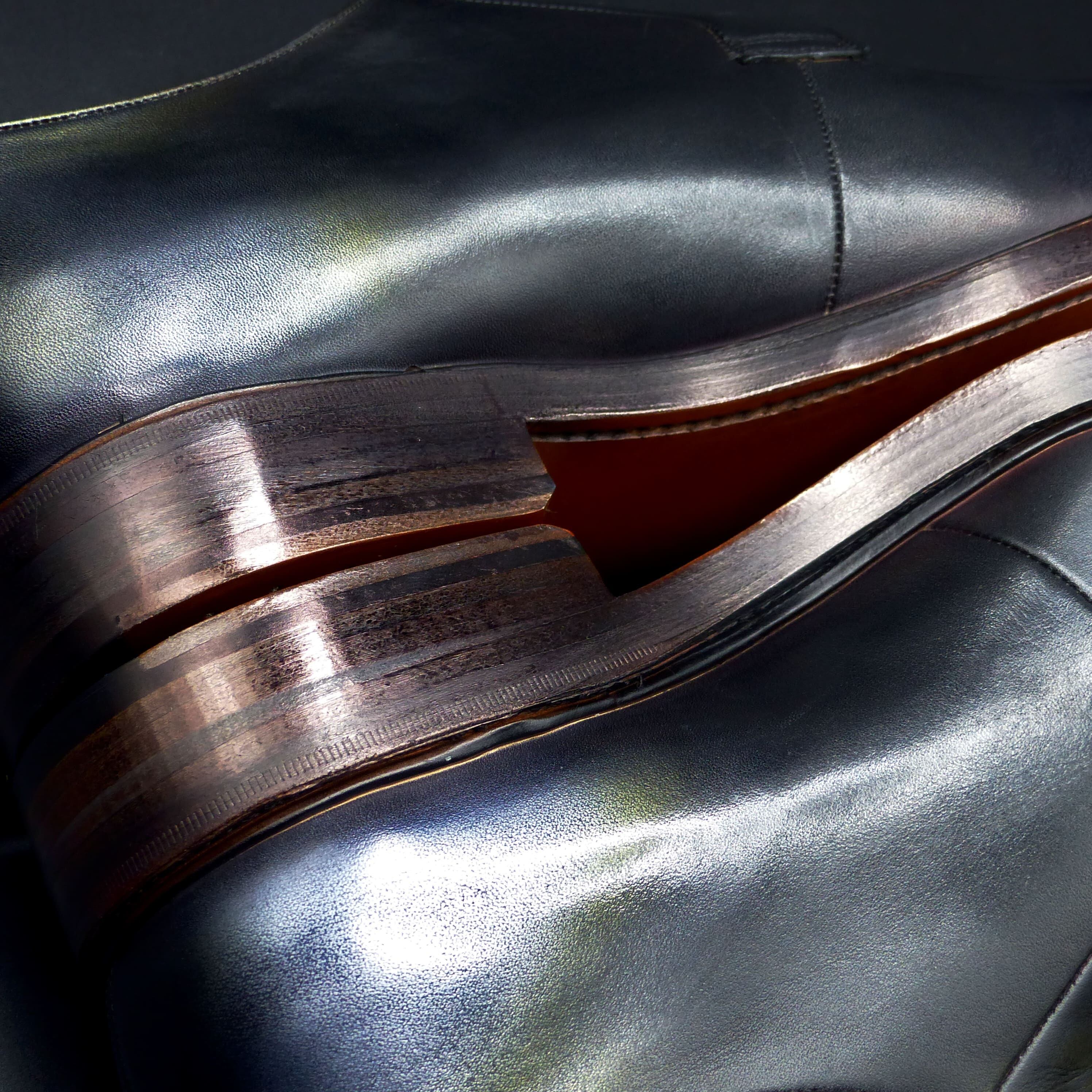 レザー積上げヒールと磨き抜かれた美コバのＷレザーソール