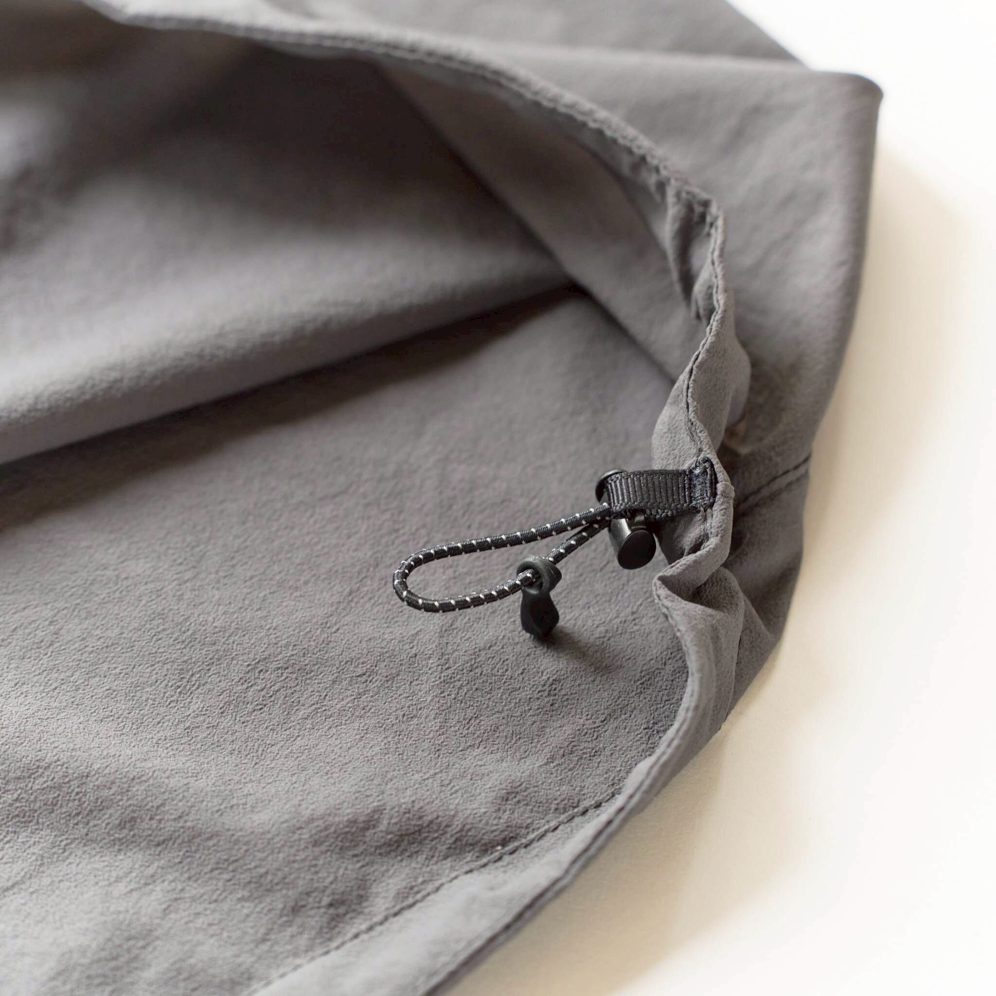 裾はコードで絞れる