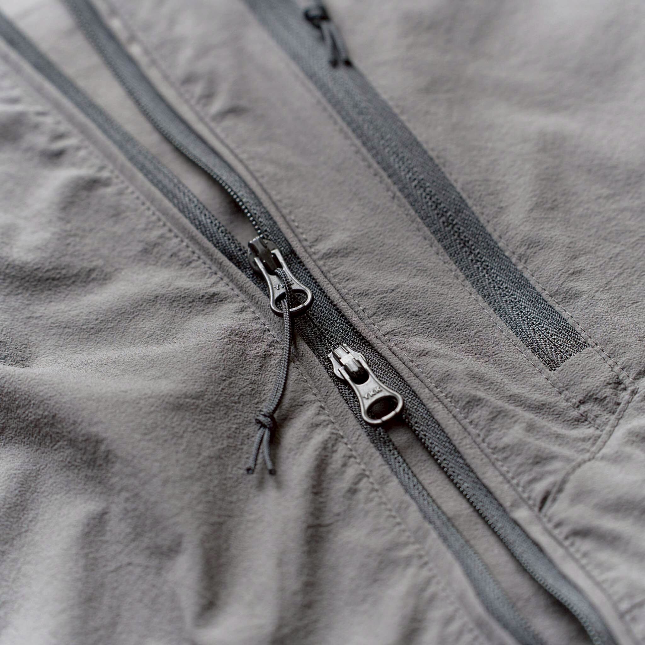 ダブルスライダージップで効率的に素早く体温調節