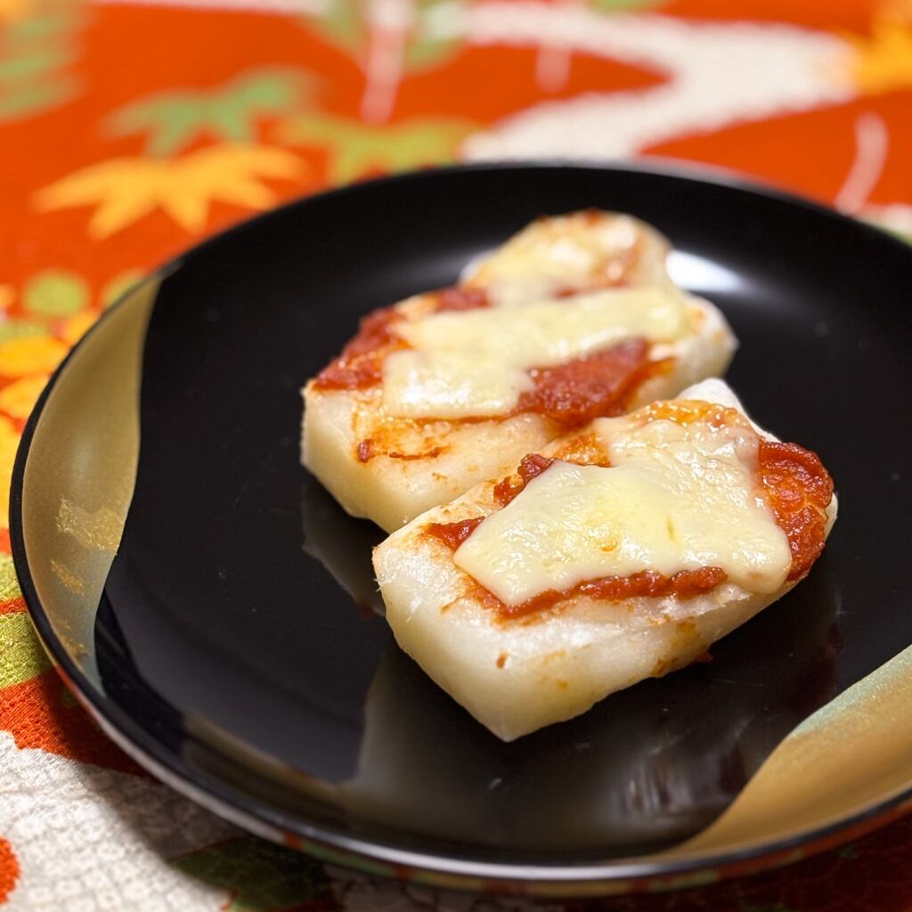 トマトみそ×チーズでお餅をピザ風に