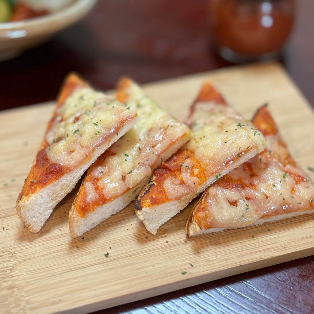 食パンに塗ってチーズをかけて焼くだけでピザトーストに♪
