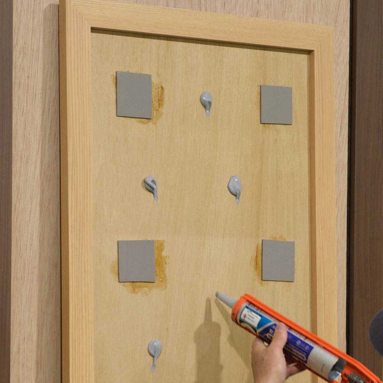 速乾ボンド+ミラーマットを貼り、更にシリコンを使用し貼り付けております。