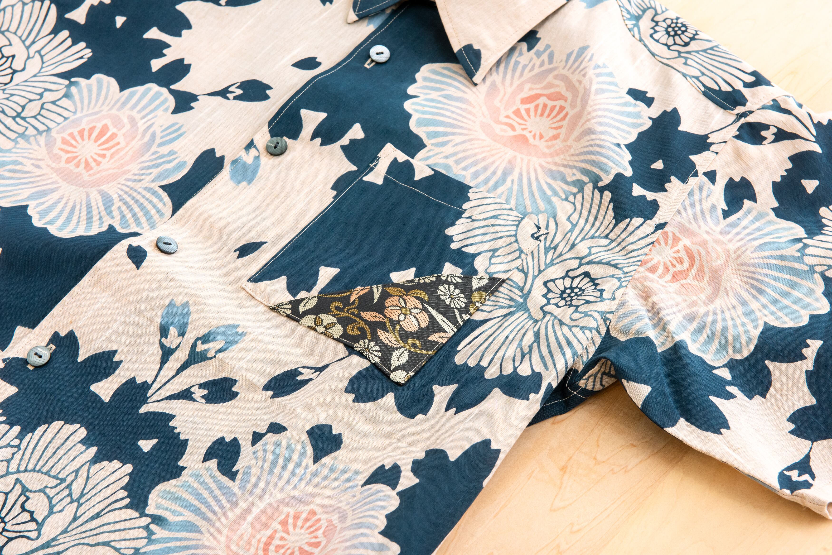 メインの生地に『浜松･注染そめ』 襟元・背中・ポケットに『京都･西陣織』の帯をアクセントとして使用。