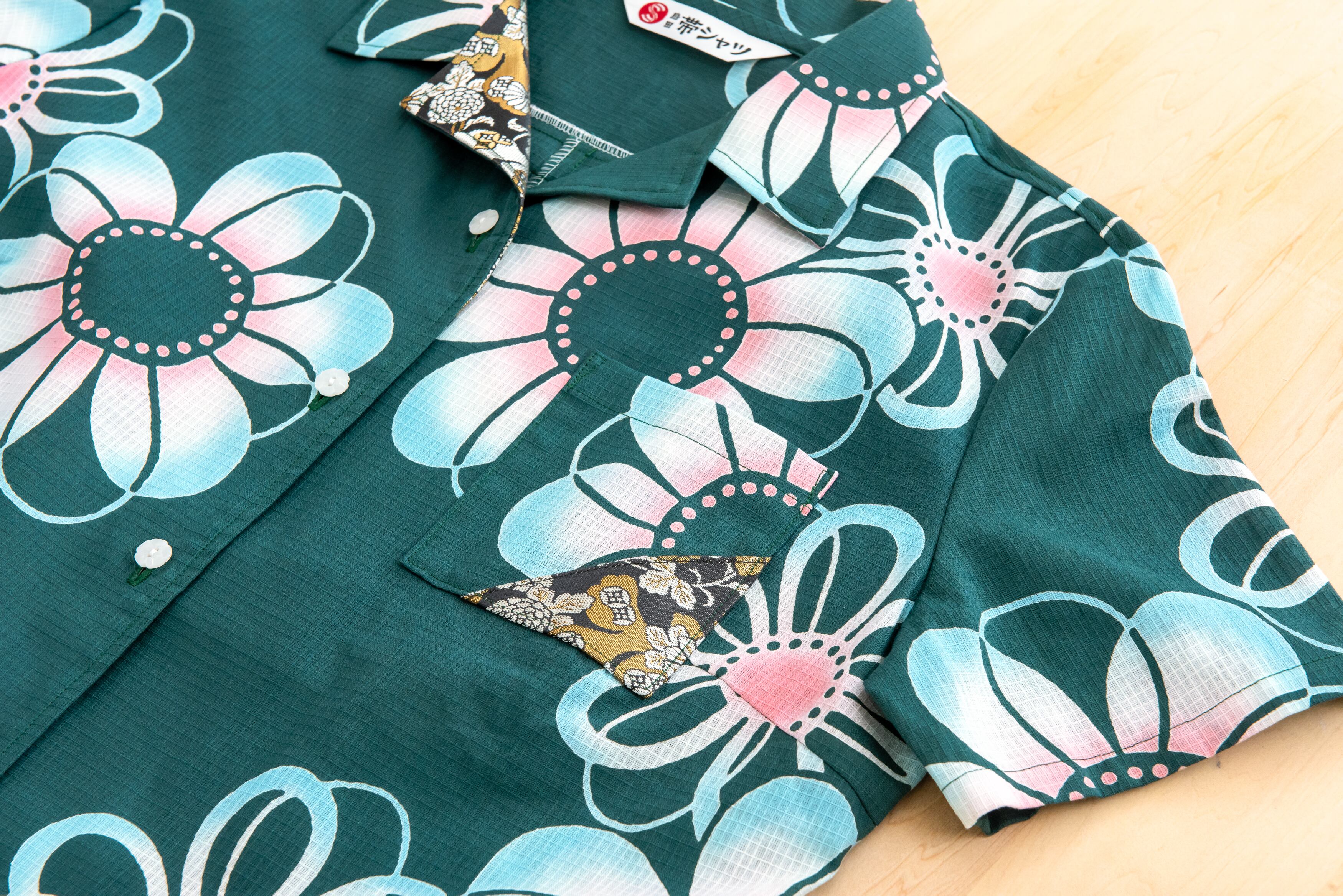 メインの生地に『浜松･注染そめ』 襟元・背中・ポケットに『京都･西陣織』の帯をアクセントとして使用。