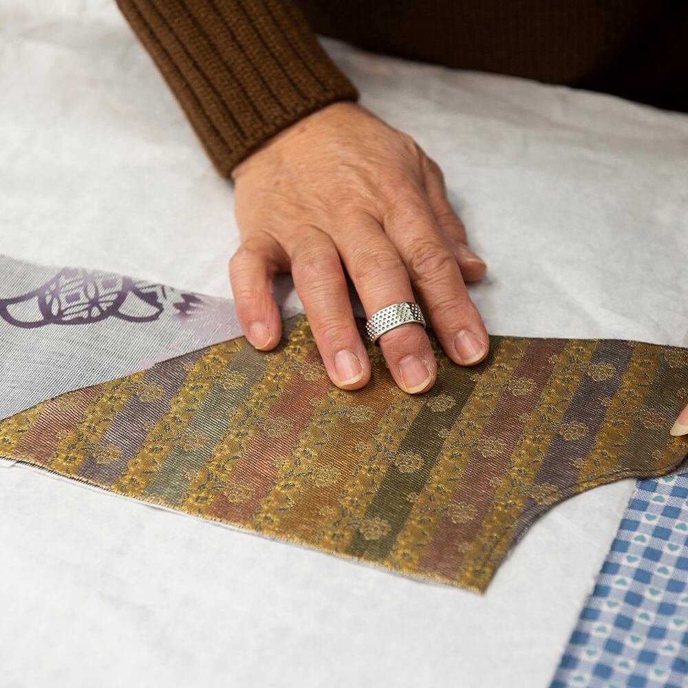 裁断から仕上げまで、職人が手作業で行っています。