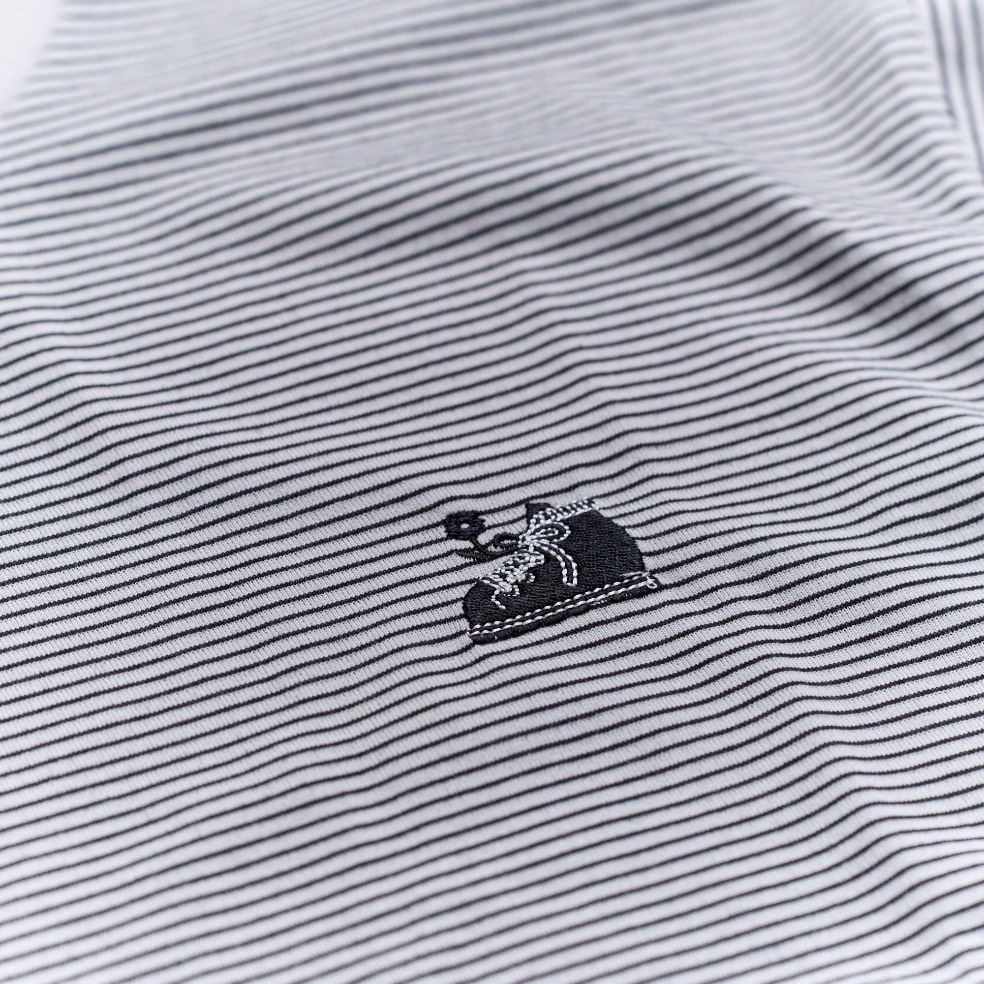 胸のブーツの刺繍