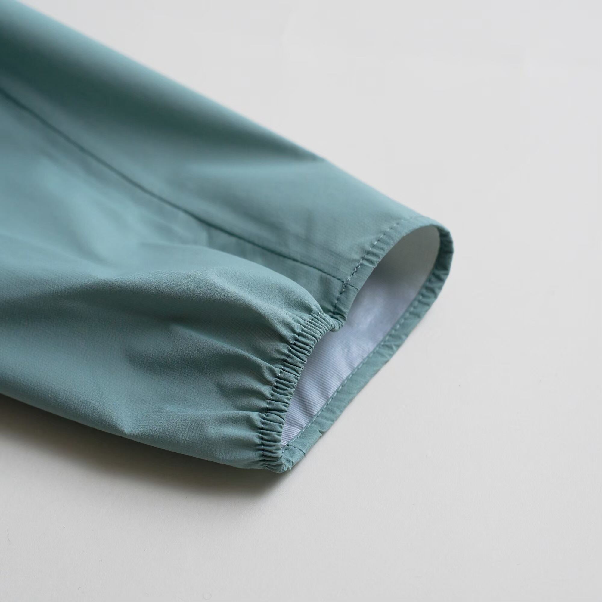 袖口はシンプルな仕様で軽量化を図っている