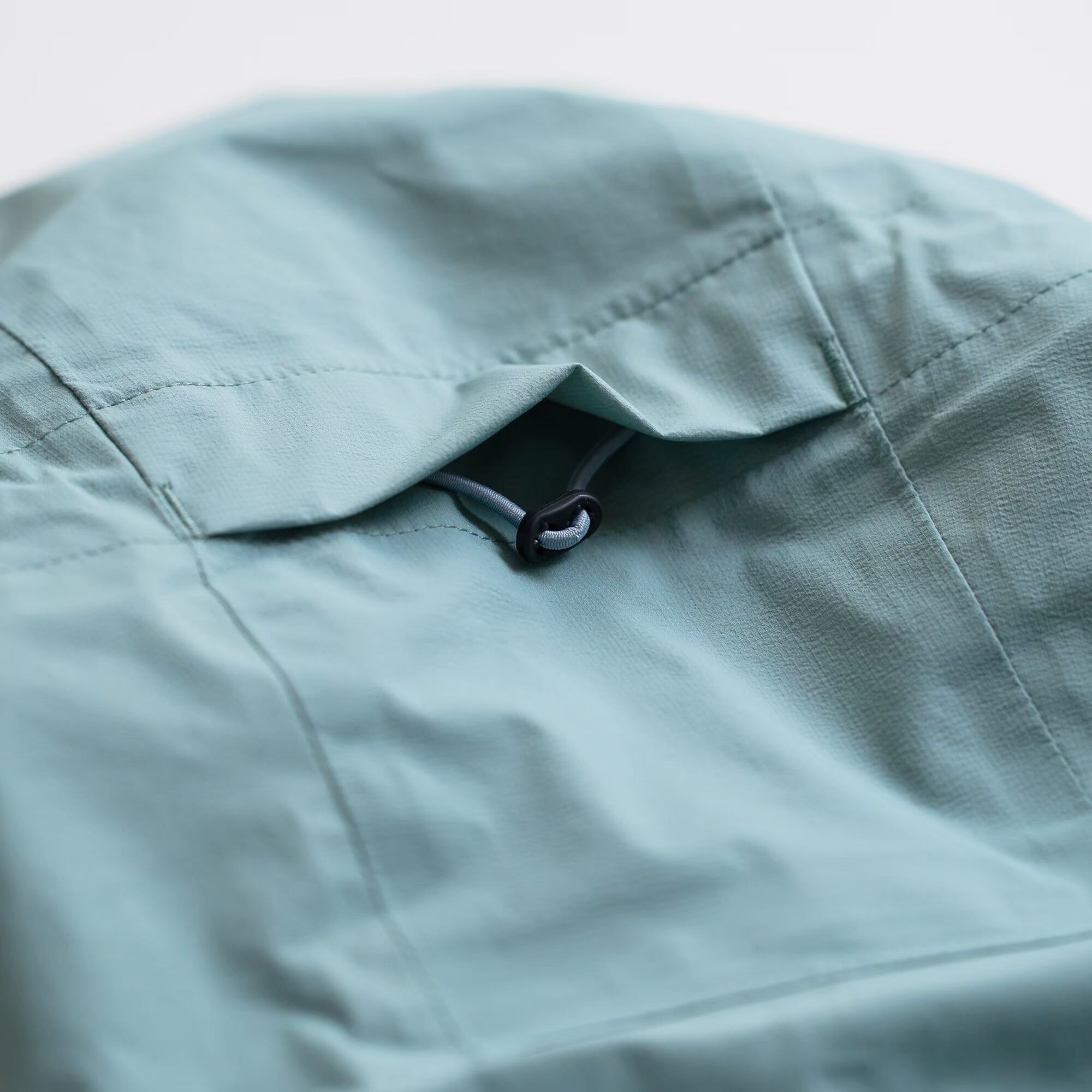 後頭部のアジャスターによりワンアクションで縦横方向の調整が可能、ヘルメット非対応