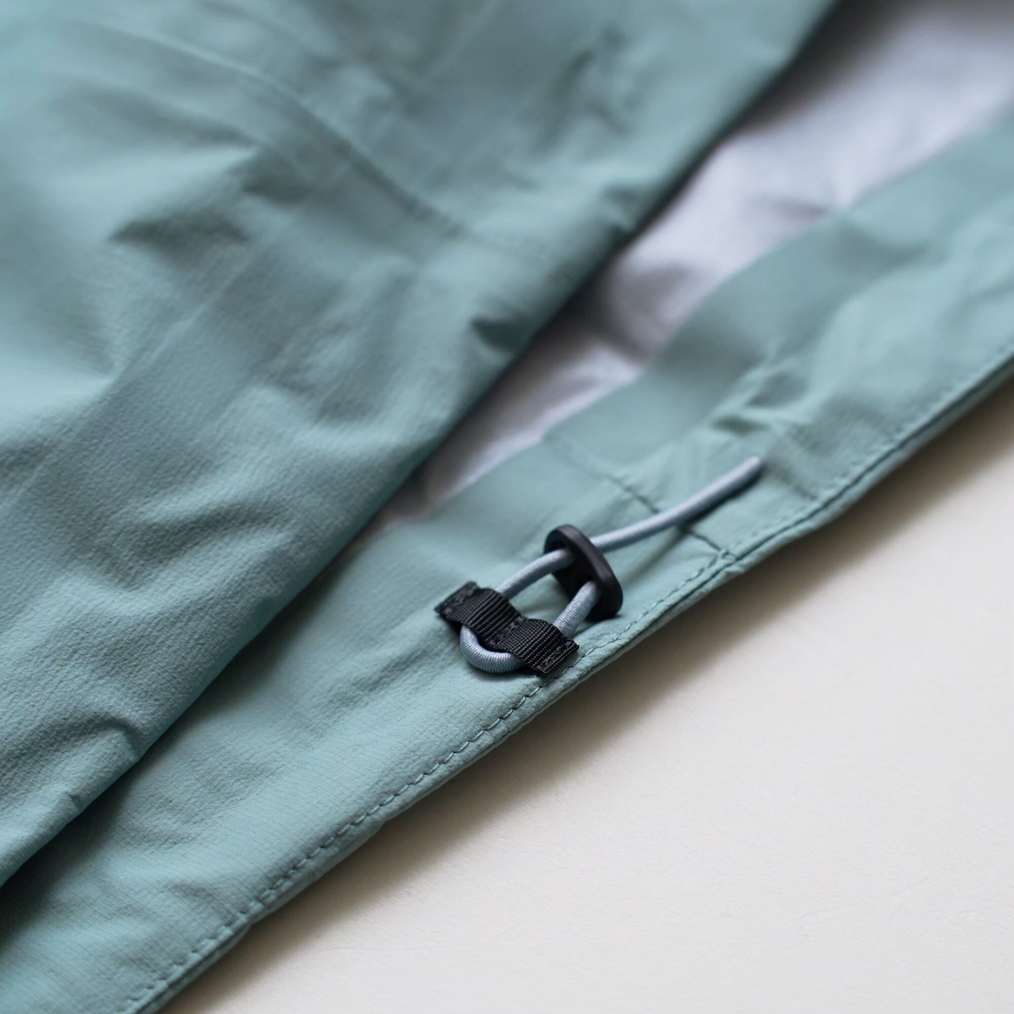 裾のアジャスターは一箇所で固定しやすい仕様