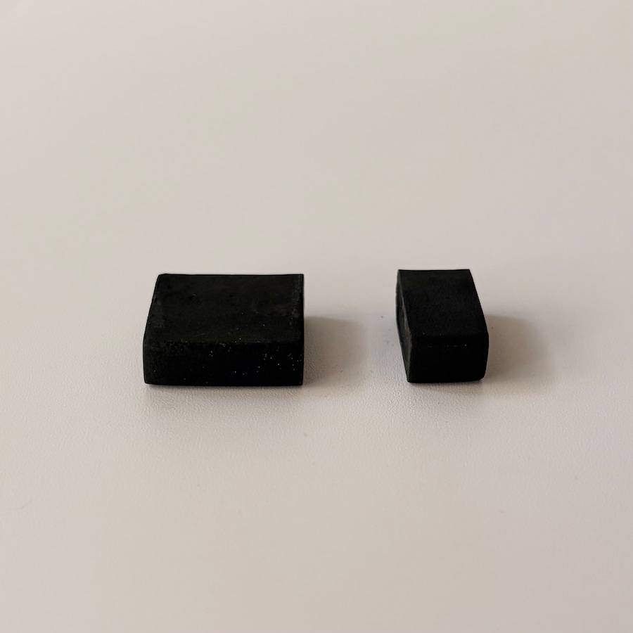 厚みは同じで、香材を載せる面の広さと燃焼時間が異なります。
