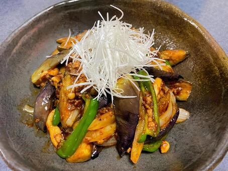  ナスとピーマンの肉味噌炒め