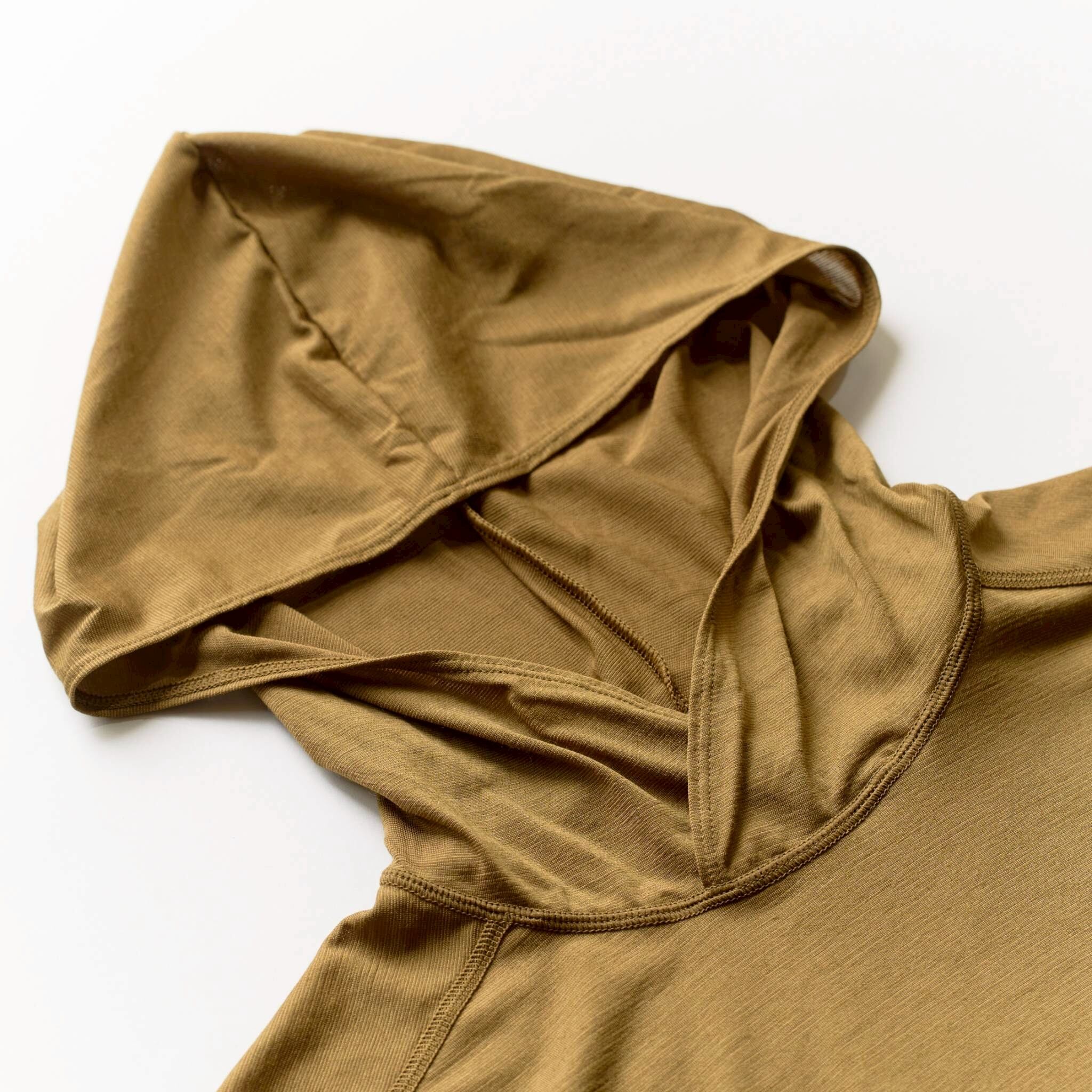 圧迫感のないないゆったりとしたフーディ