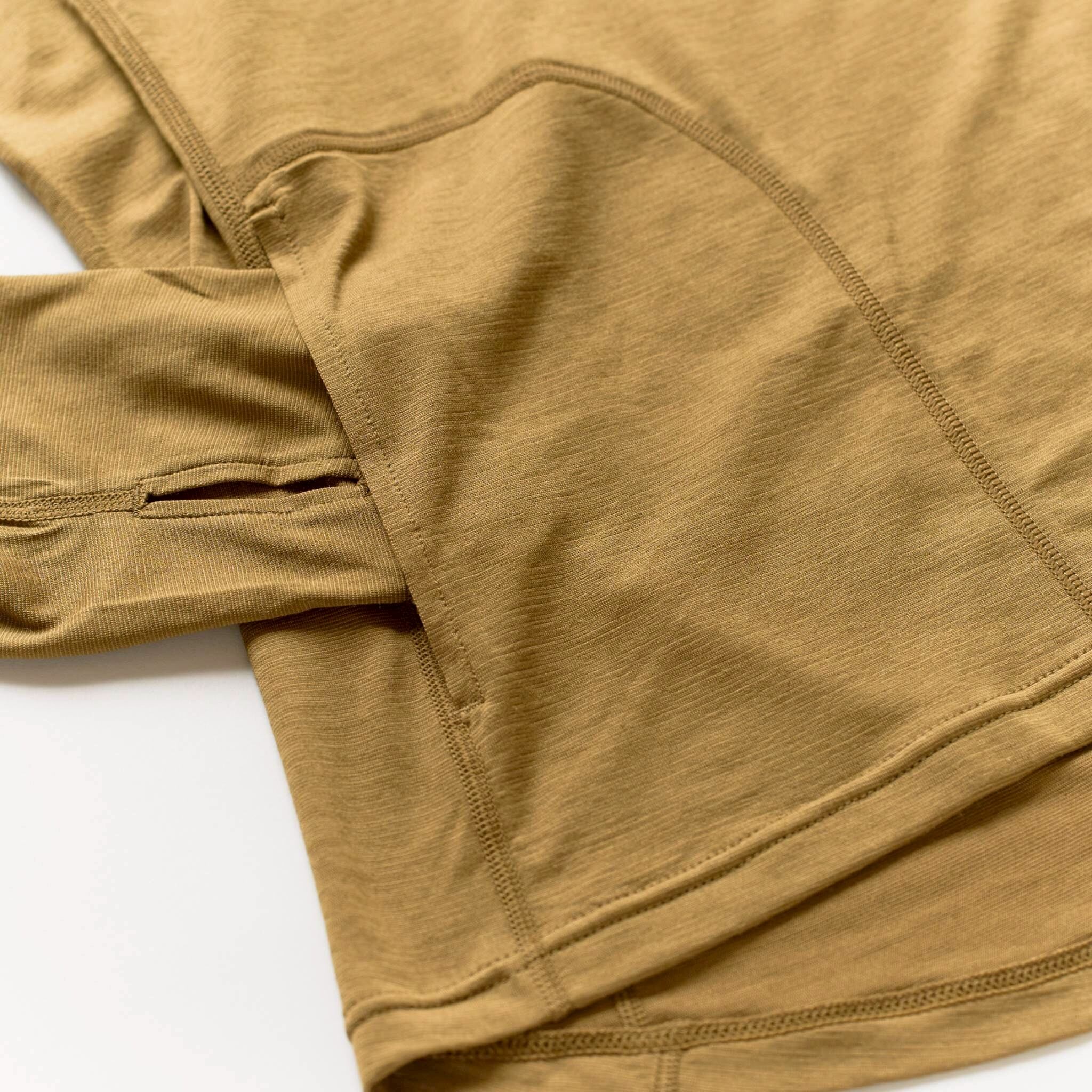 ベースレイヤーとしては稀なハンドポケット