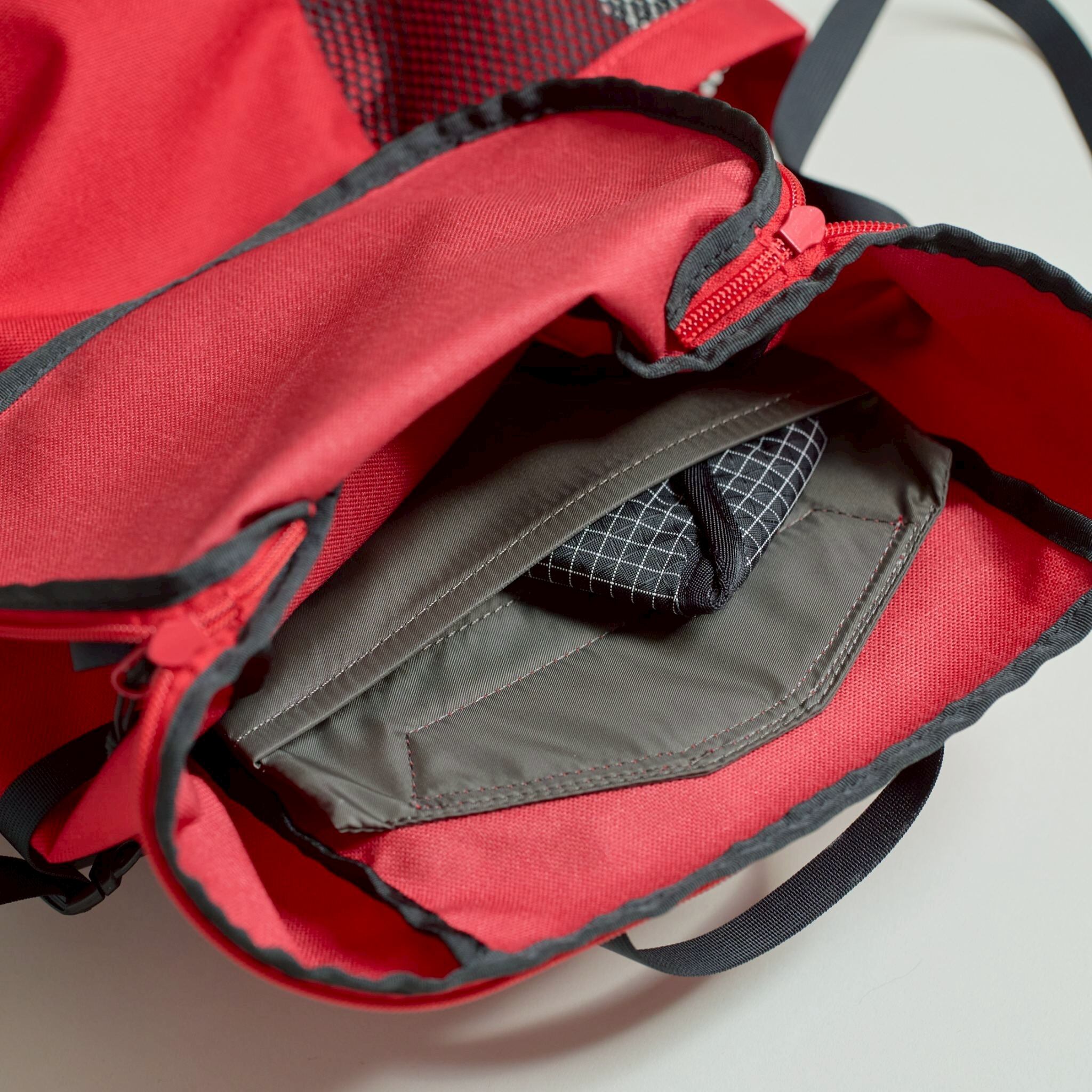 開閉の便利なジップ、中に取り出しやすい小ポケットあり