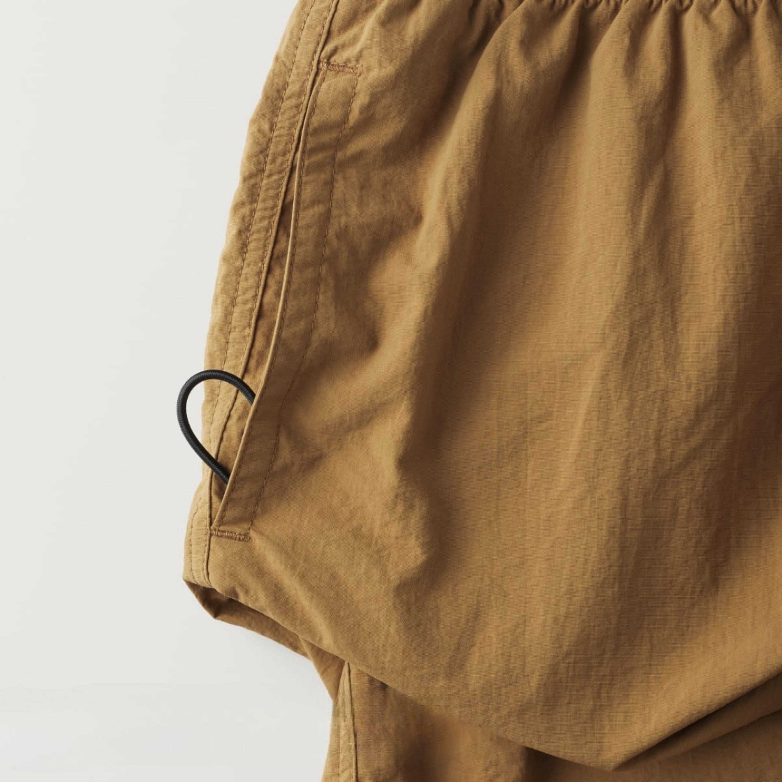 右ポケット内側にゴム紐付き