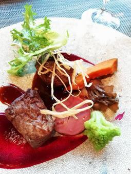 牛肉の赤ワイン煮込み