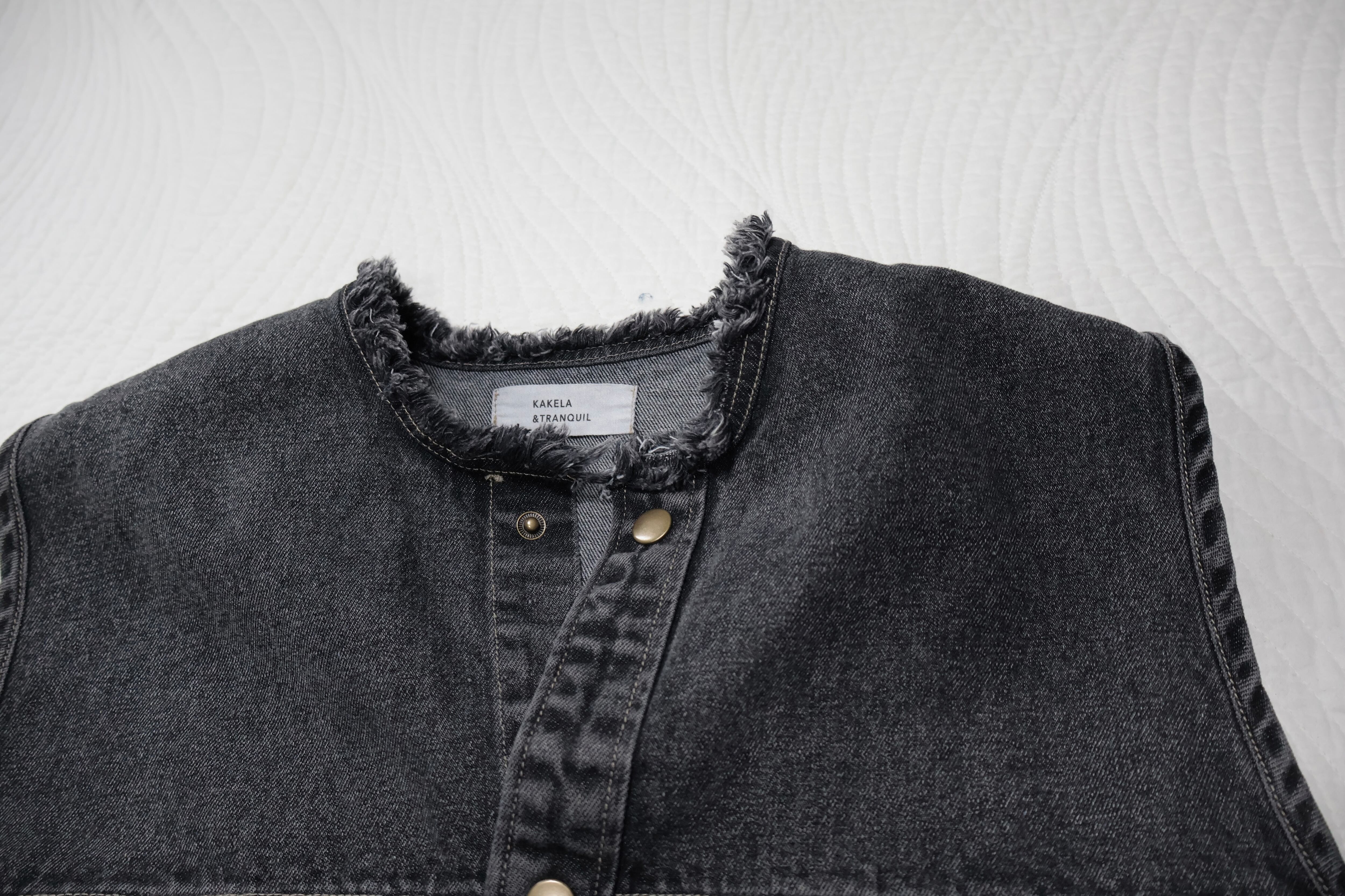 美品✨45R ナイロンベスト 中綿 デニム柄 軽量 洗濯可能 ロゴ刺繍 2 美品✨45R ナイロンベスト 中綿 デニム柄 軽量 洗濯可能 ロゴ